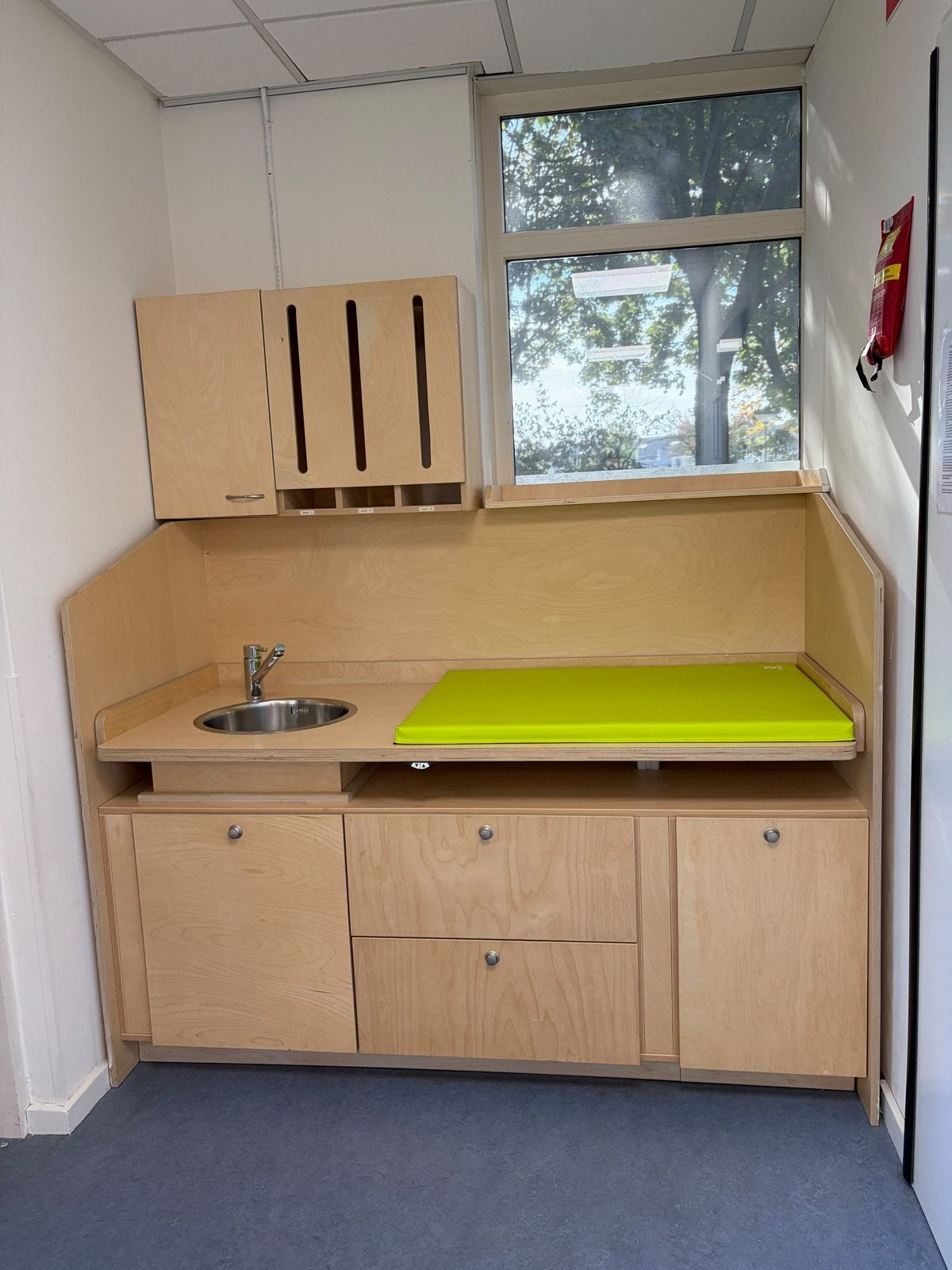 In hoogte verstelbare commode met kraan, trapje en luierkast