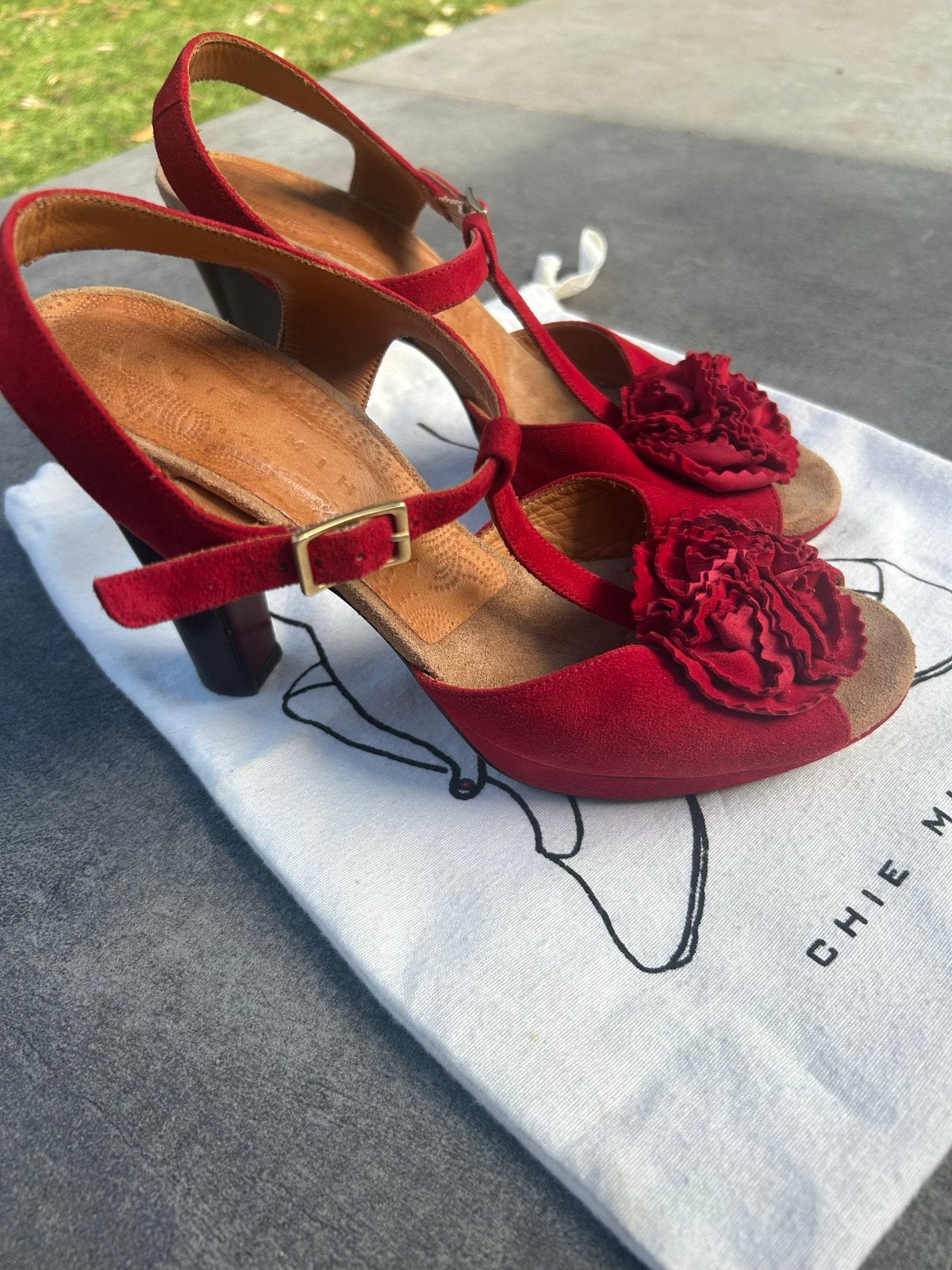 Chie Mihara rode suède sandalen met hak, maat 39, Kleding | Dames, Ophalen, Zo goed als nieuw, Rood, Sandalen of Muiltjes