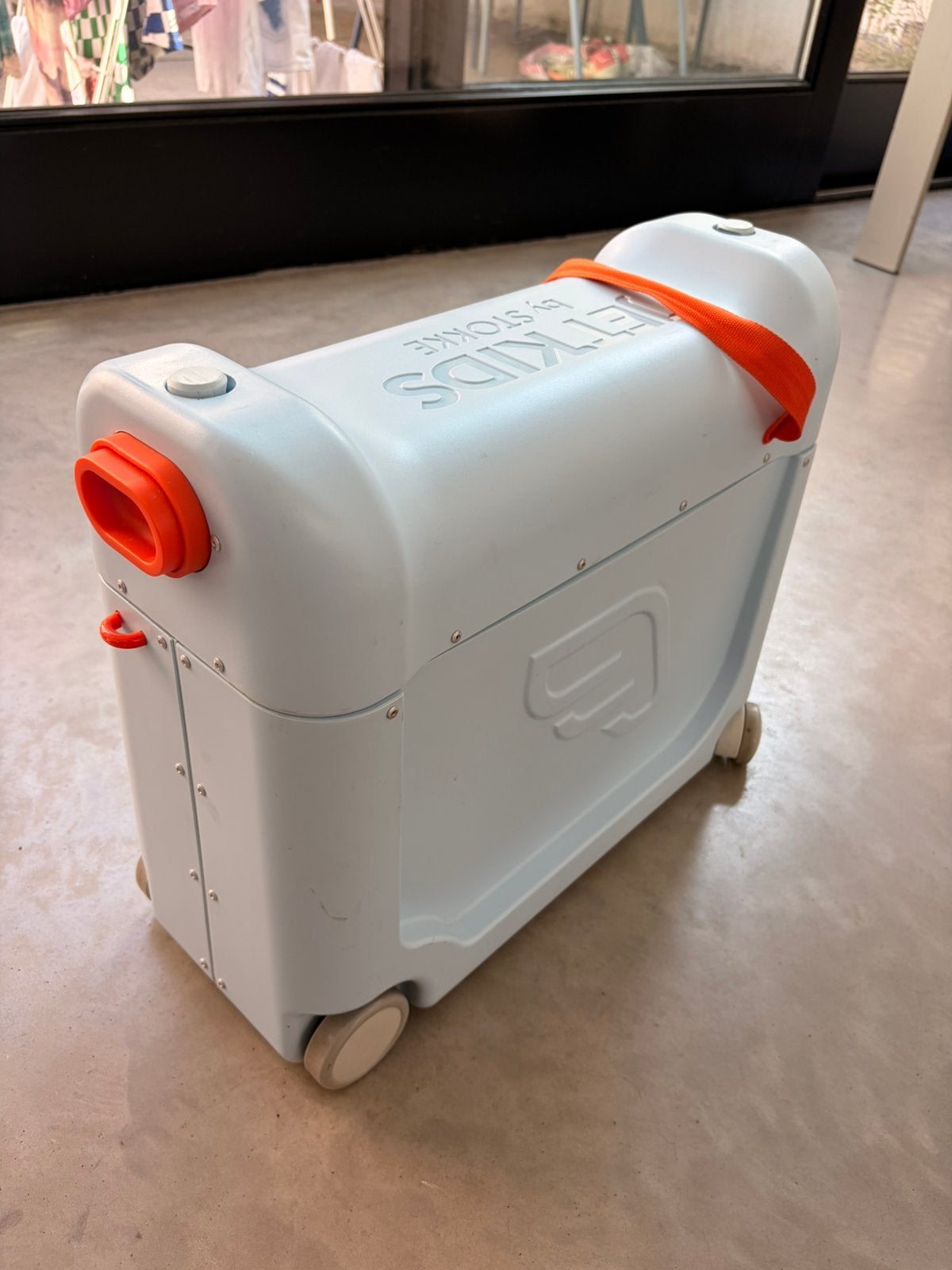 JetKids by Stokke BedBox – ride-on koffer en vliegtuigbedje, Ophalen, Zo goed als nieuw, Hard kunststof, Wieltjes
