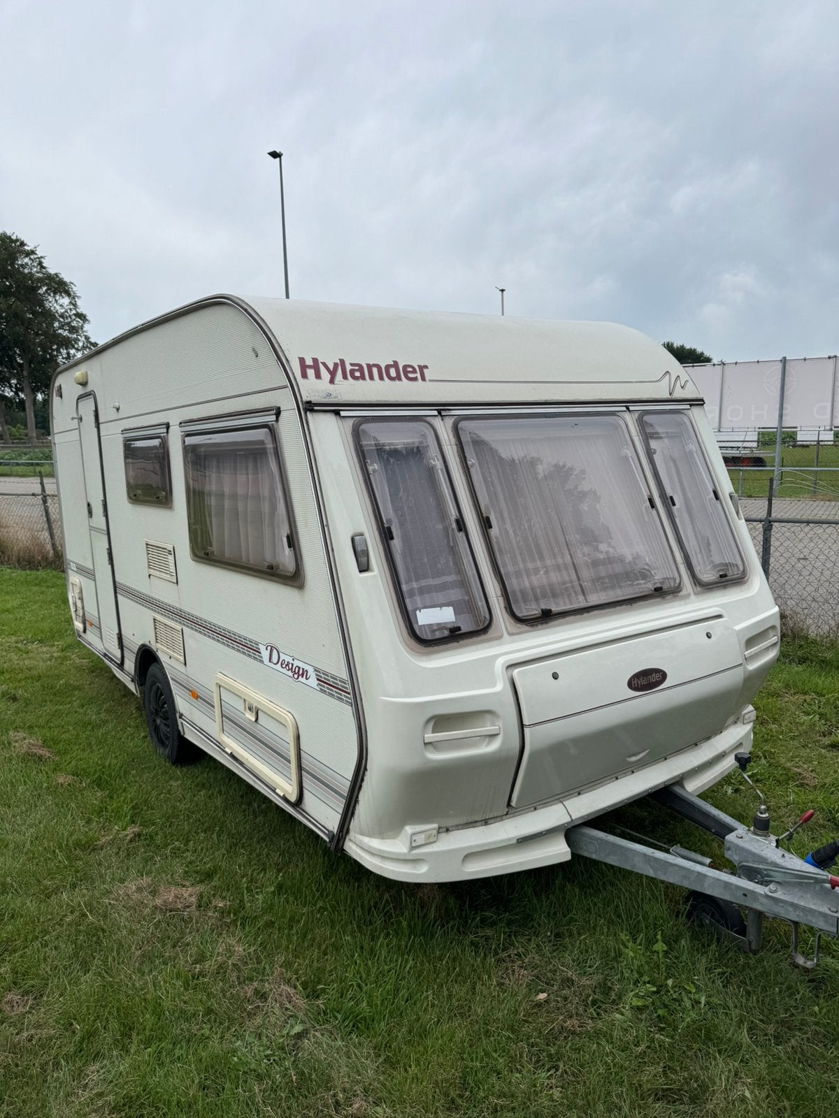 Hylander design 400 caravan uit 1998 met voortent/inboedel, Koelkast, Treinzit, 750 - 1000 kg, Particulier