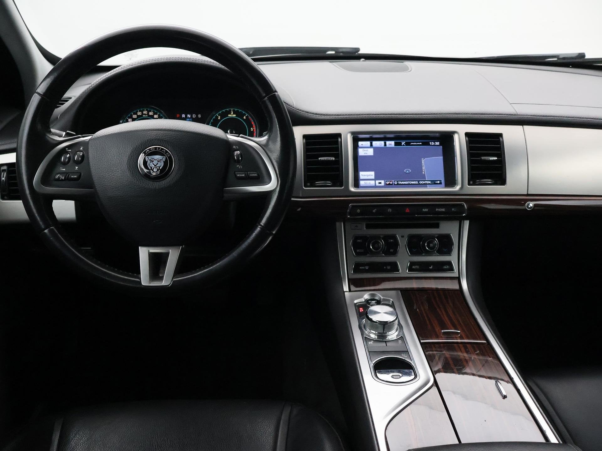Jaguar XF Sportbrake 2.2D S 200 PK AUT8 + TREKHAAK | CAMERA, Auto's, Euro 5, Start-stop-systeem, Gebruikt, 4 cilinders