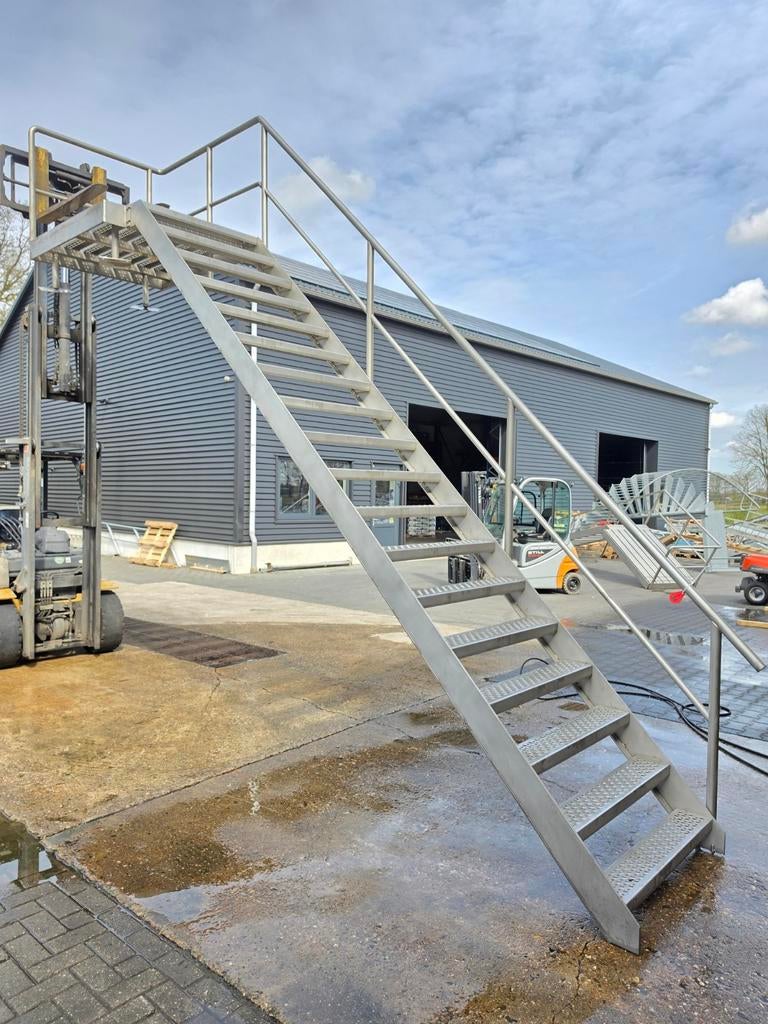 RVS trap met bordes. Hoog 3,75 mtr. Nor038, Ophalen, 2 tot 4 meter