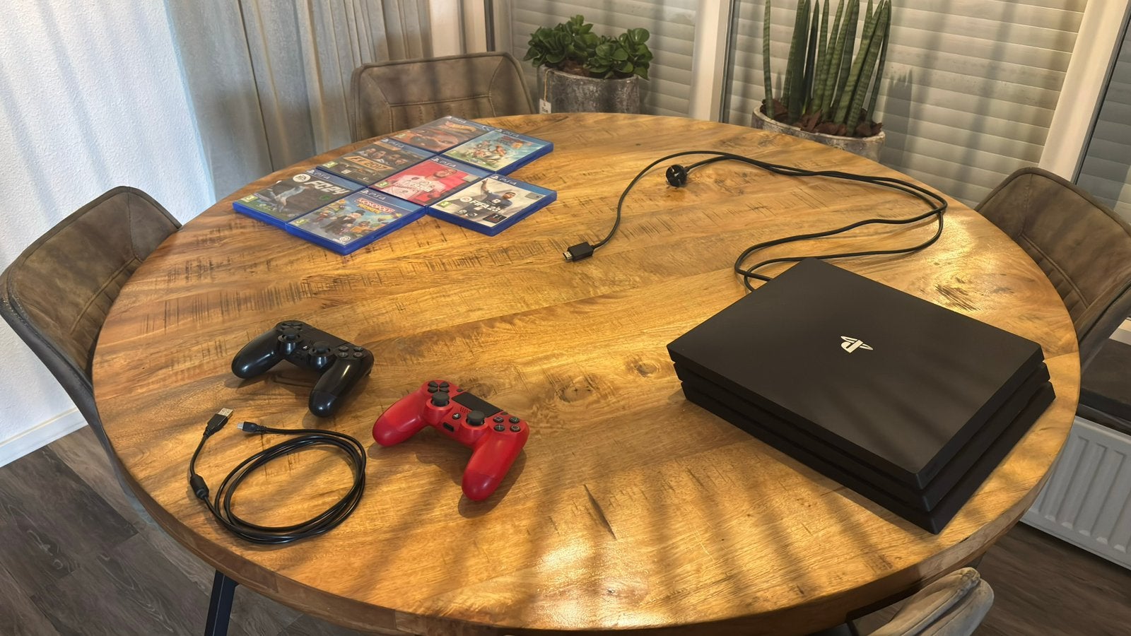 Ps4 Pro + 2 controllers en spellen, Spelcomputers en Games, Spelcomputers | Sony PlayStation 4, Met games, Met 2 controllers, Ophalen of Verzenden