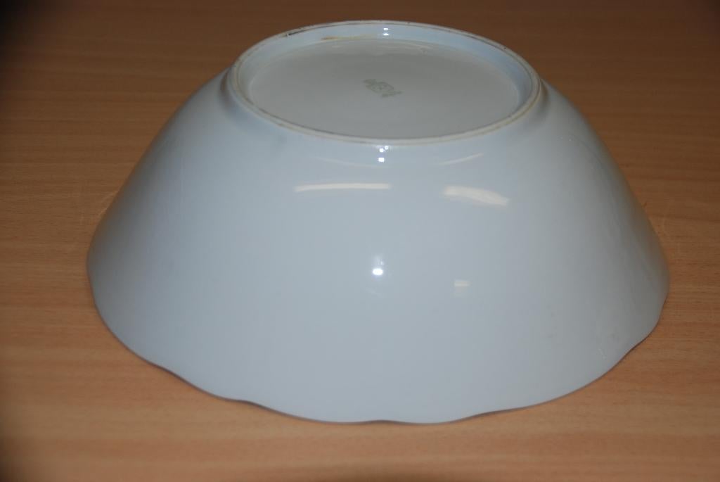 Witte ronde schaal.               Oudje., Ophalen of Verzenden, Gebruikt, Rond, Porselein of Keramiek