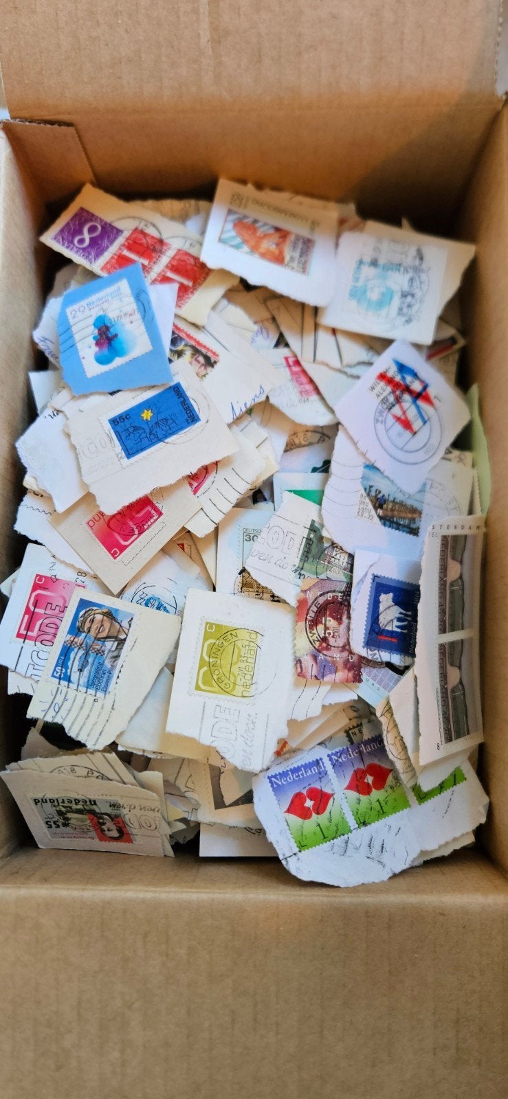 Veel losse postzegels in doos; ruim 2 kilo, Postzegels en Munten, Postzegels | Volle albums en Verzamelingen, Verzenden, Nederland en Buitenland