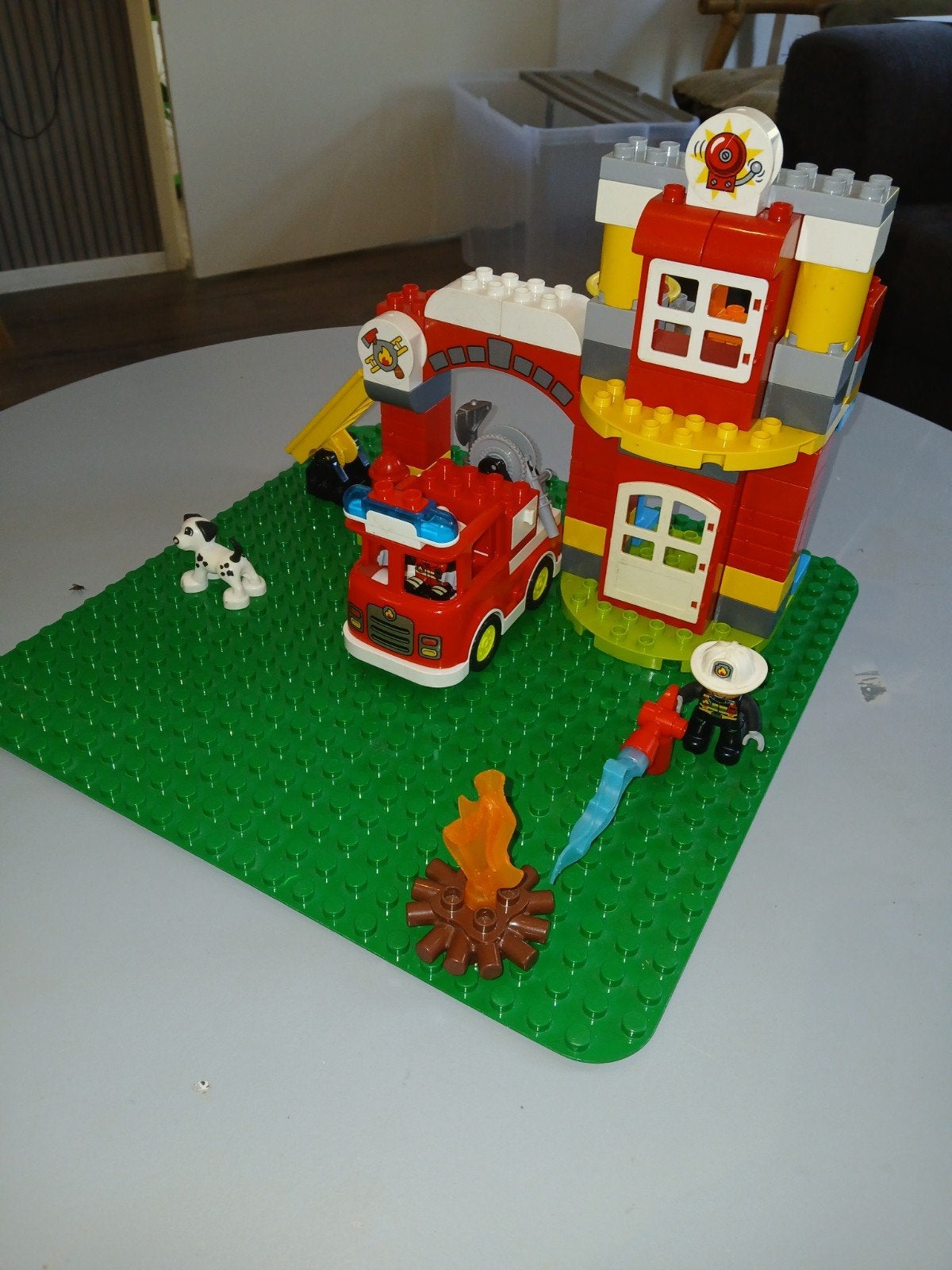Lego Duplo Brandweerkazerne met brandweerwagen en figuur, Ophalen, City, Zo goed als nieuw, Duplo