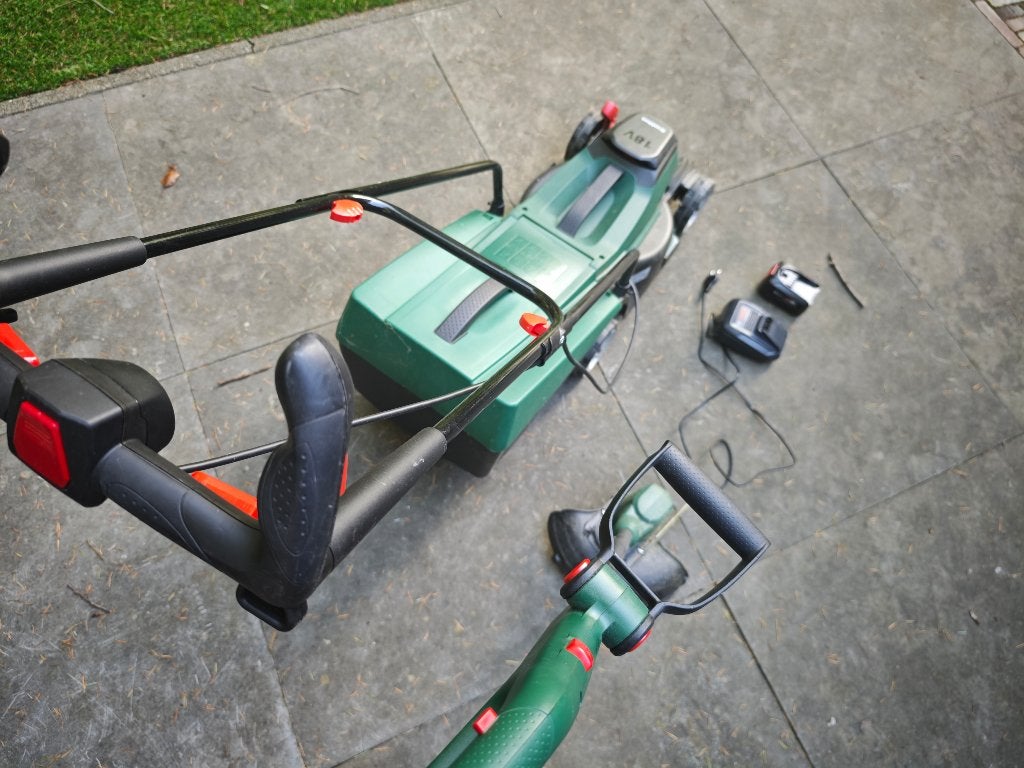 Bosch 18V accu grasmaaier + trimmer + 4.0Ah accu + lader, Ophalen, Cirkelmaaier, Gebruikt, Accu-grasmaaier