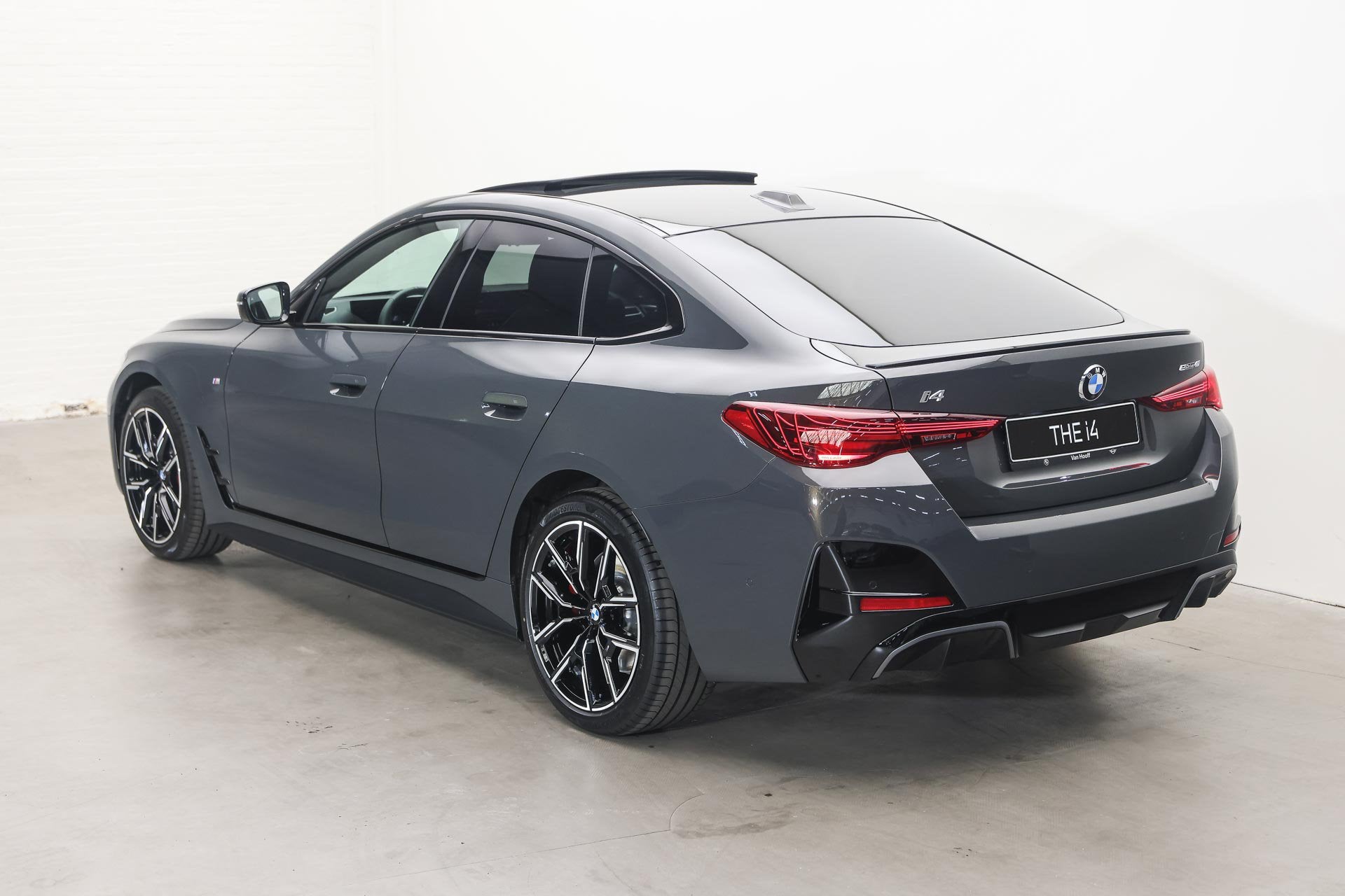 BMW i4 eDrive40 M Sport / Schuif-kanteldak / Trekhaak / M Ad, Dealer onderhouden, Achterwielaandrijving, Zwart, 2020 kg