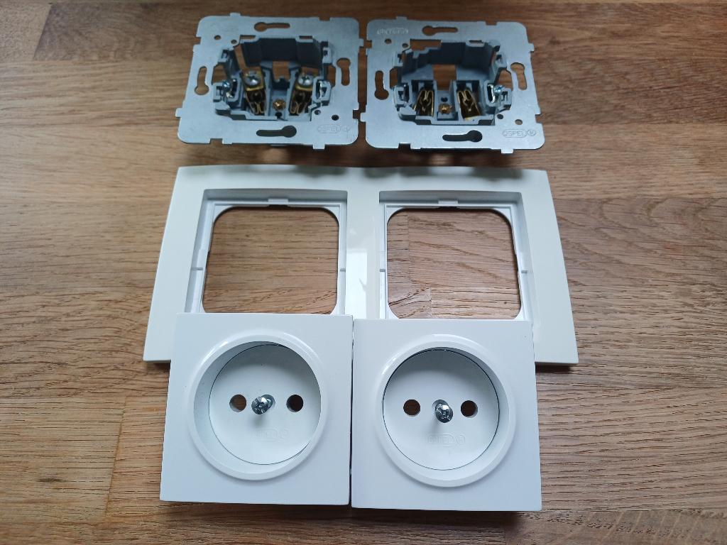 Dubbele inbouw stopcontacten / wandcontactdozen RA (wit), Ophalen of Verzenden, Gebruikt, Stopcontact