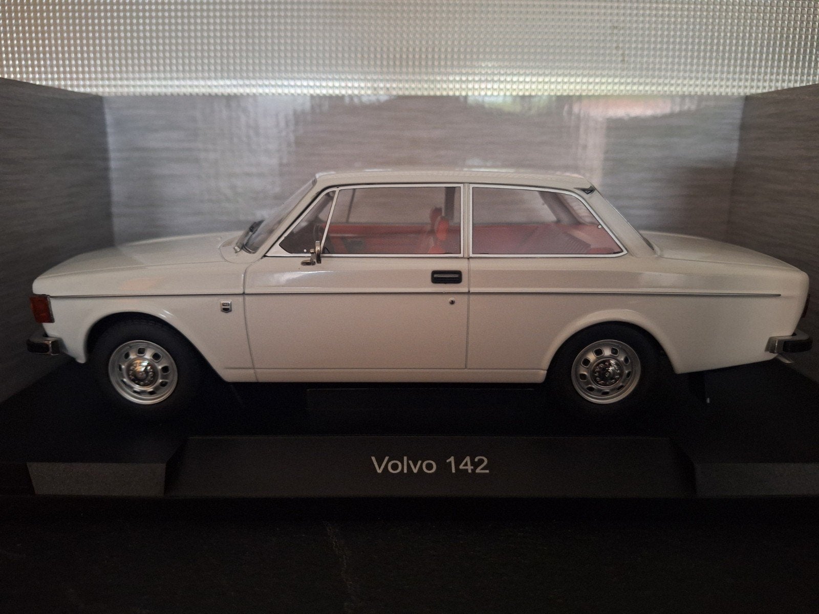 Volvo 142 Schaal 1:18, Hobby en Vrije tijd, Overige merken, MCG, Nieuw, Ophalen of Verzenden