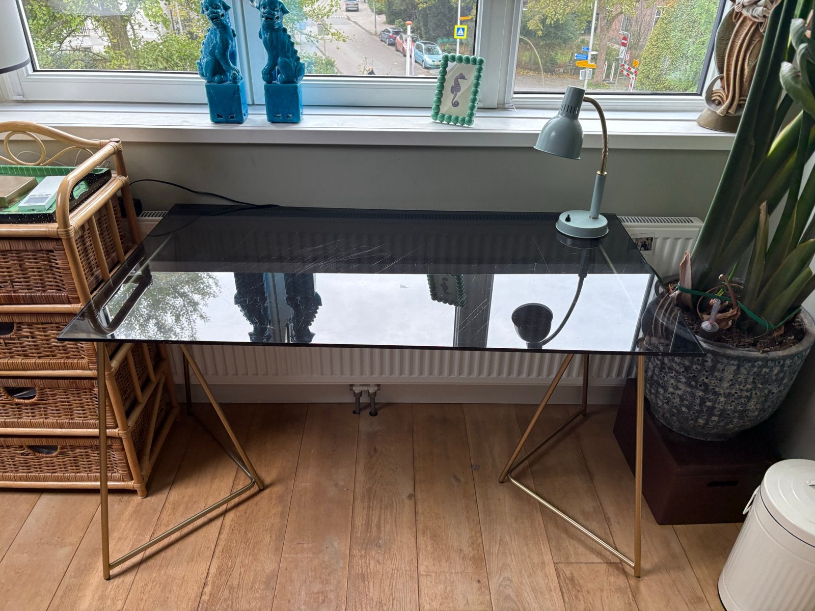 Strak glazen bureau met gouden onderstel - 130x72 cm, Ophalen, Gebruikt, Glas