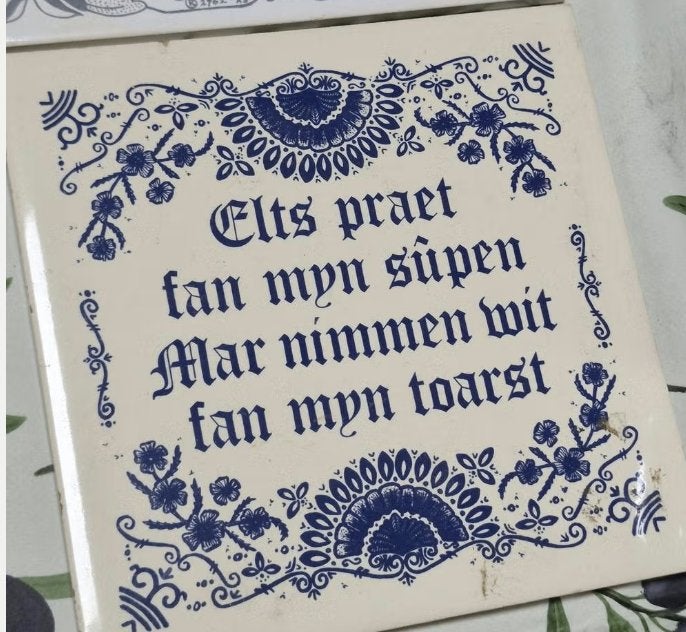 Antieke Delfts Blauw tegel met spreuk, Antiek en Kunst, Antiek | Wandborden en Tegels, Ophalen of Verzenden