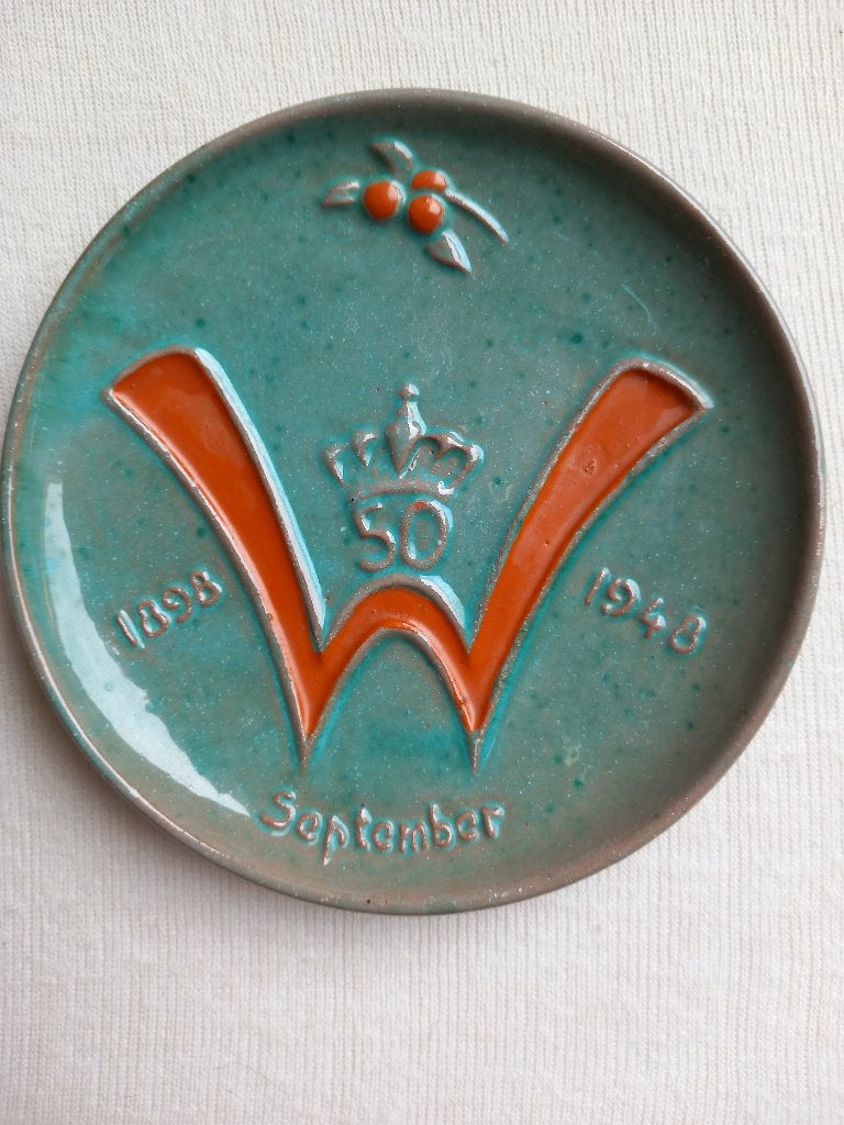 Herdenkingsbord koningin Wilhelmina 50-jarig jubileum 1948, Ophalen of Verzenden, Gebruikt, Nederland, Overige typen