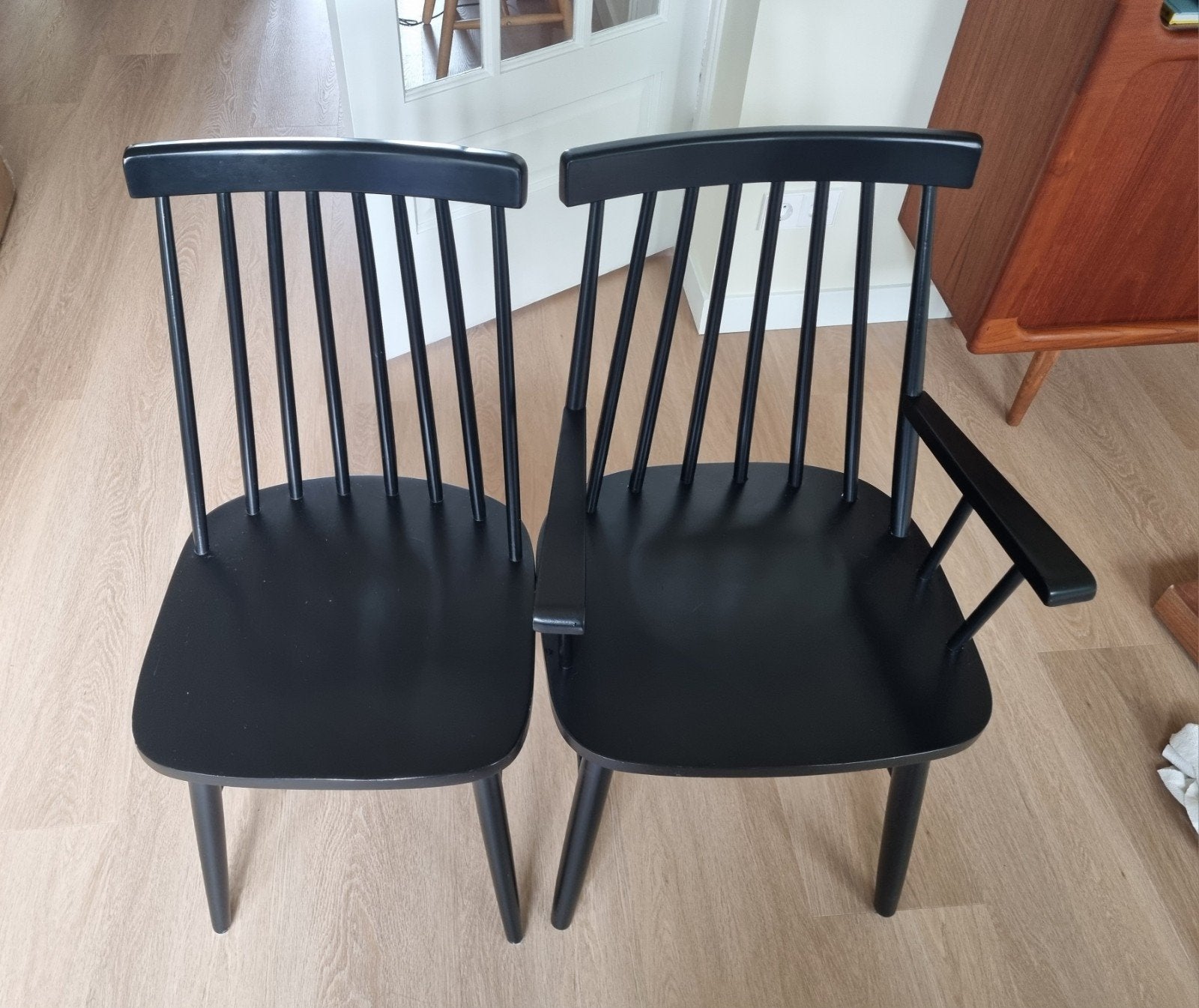 6x Kave Home Eetkamerstoelen Zwart (4x zonder, 2x met arm), Huis en Inrichting, Gebruikt, Modern, Scandinavisch, Zwart, Ophalen of Verzenden