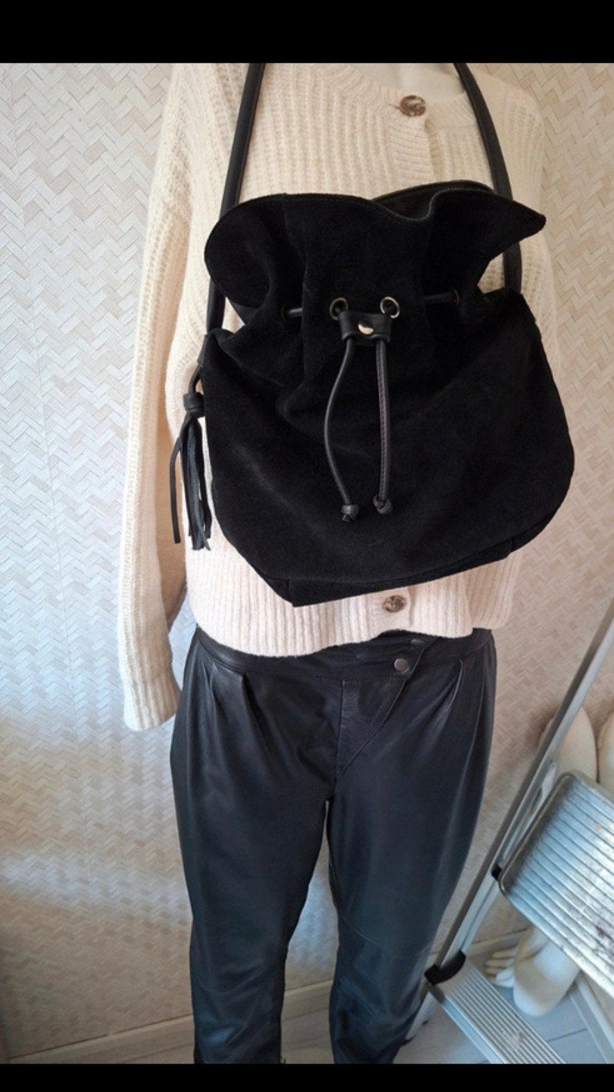 Nette tas met franjes, H&M, leer, suède, bucketbag,, zwart, Ophalen of Verzenden, Zo goed als nieuw, Zwart, Handtas