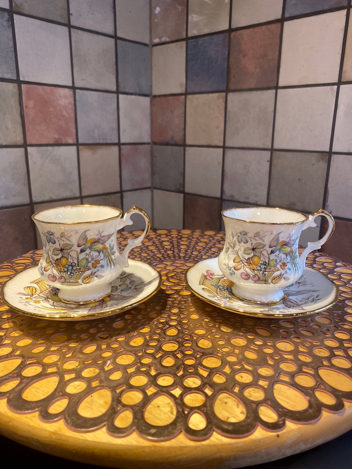 Elizabethan,2 antieke/vintage kop en schotel,fine bone China, Antiek en Kunst, Ophalen of Verzenden