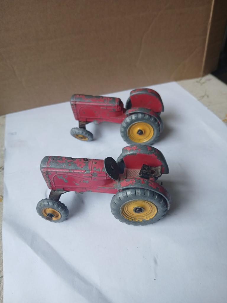 2x Massey Harris tractor.  Dinky toys, opknappers,  samen:, Ophalen of Verzenden, Gebruikt, Tractor of Landbouw, Dinky Toys