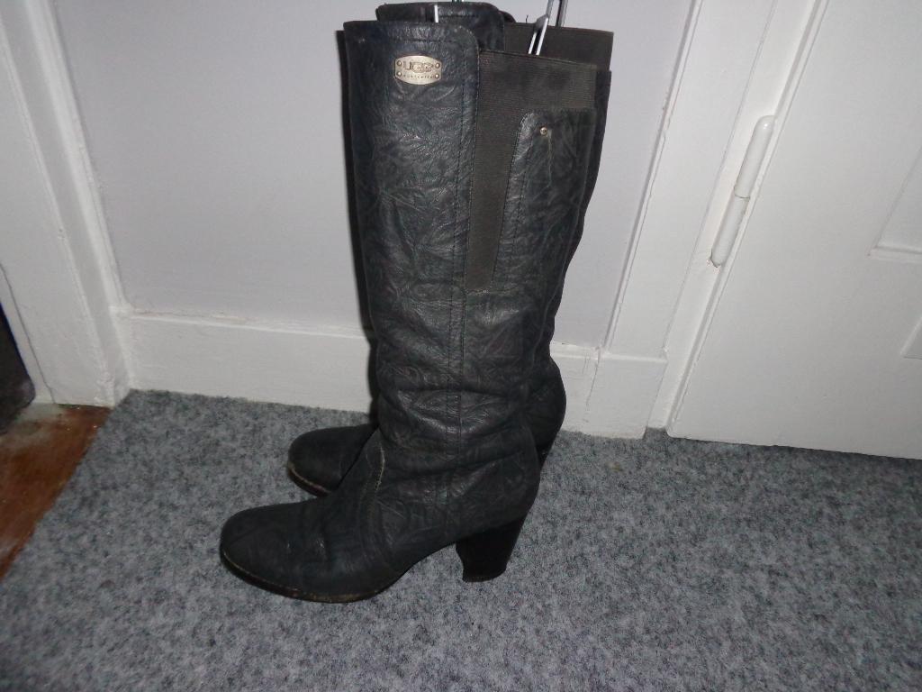grijze hoge dameslaarzen van UGG, maat 41, Kleding | Dames, Schoenen, Hoge laarzen, Ophalen of Verzenden, Grijs, Gedragen