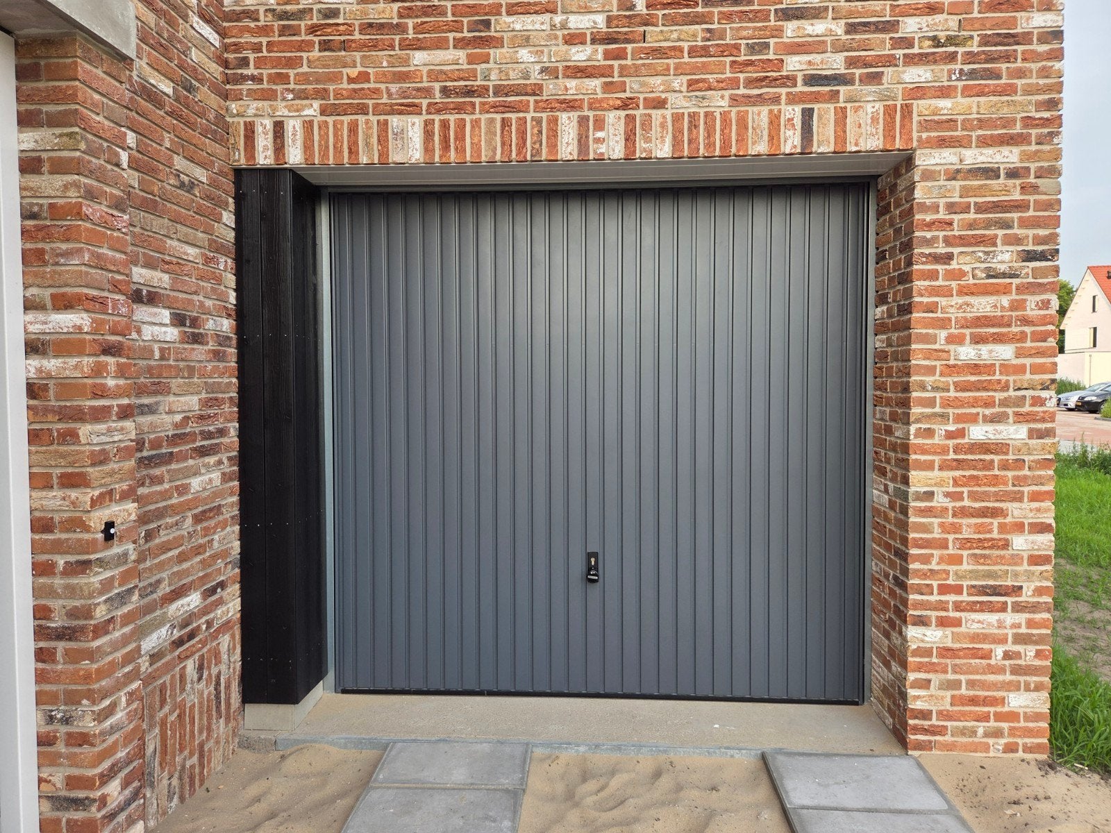 Gloednieuwe garagedeur van nieuwbouw huis, Ophalen, Garagedeur, 120 cm of meer, 215 cm of meer