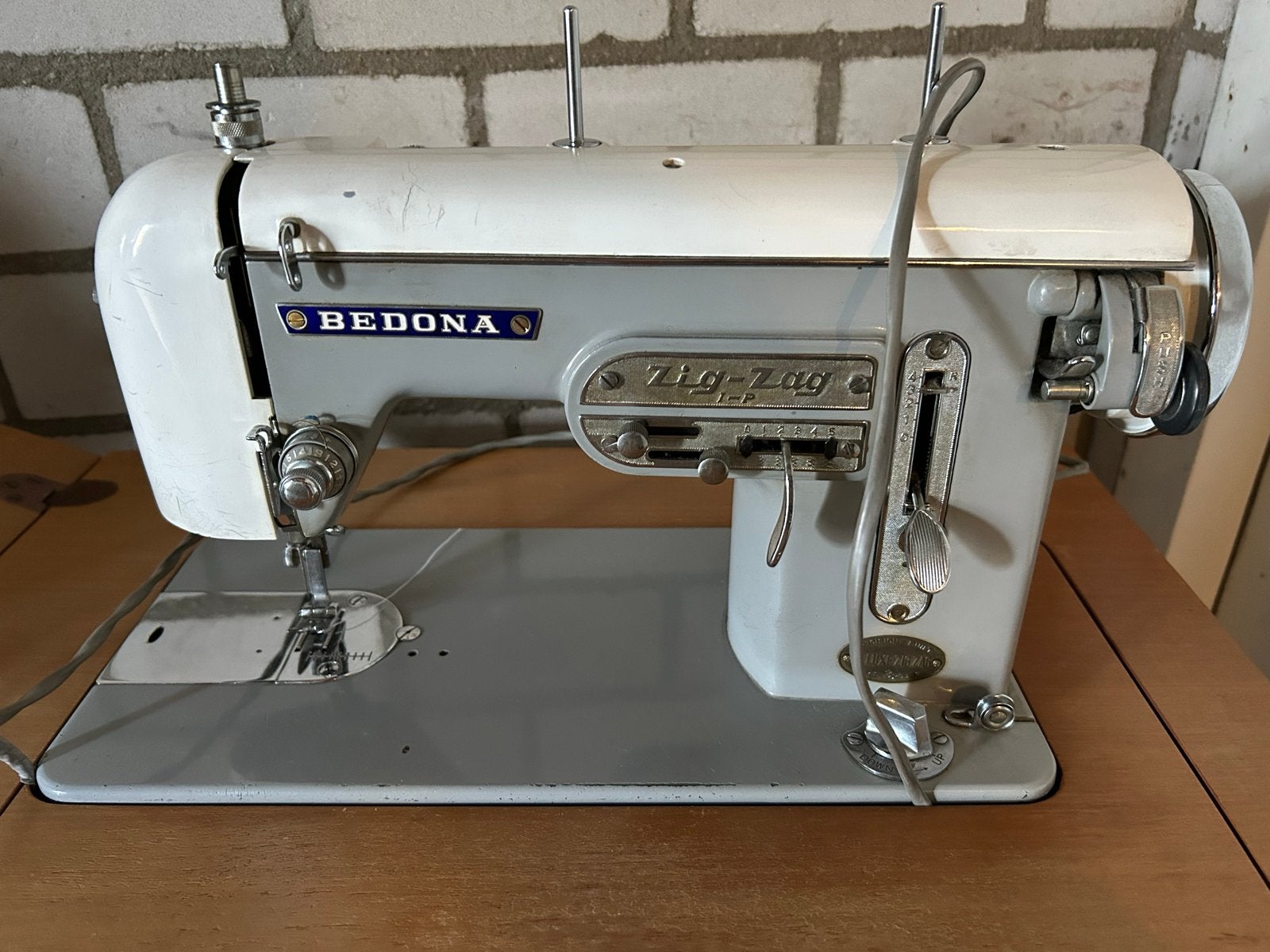Vintage Bedona Zig-Zag Naaimachine met Meubel, Hobby en Vrije tijd, Naaimachines en Toebehoren, Ophalen, Gebruikt, Naaimachine