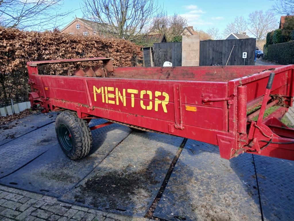 Meststrooier Mentor, Ophalen