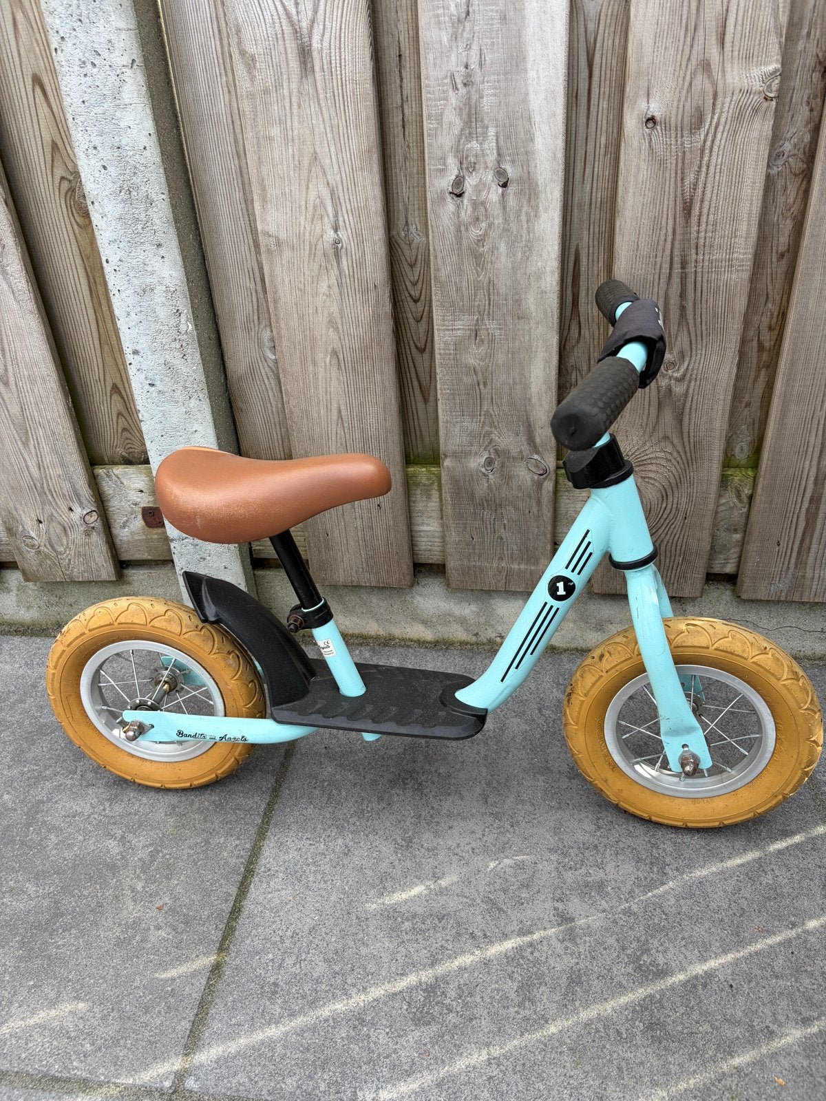 Foto 2 van Bandits and Angels loopfiets, lichtblauw met bruin zadel