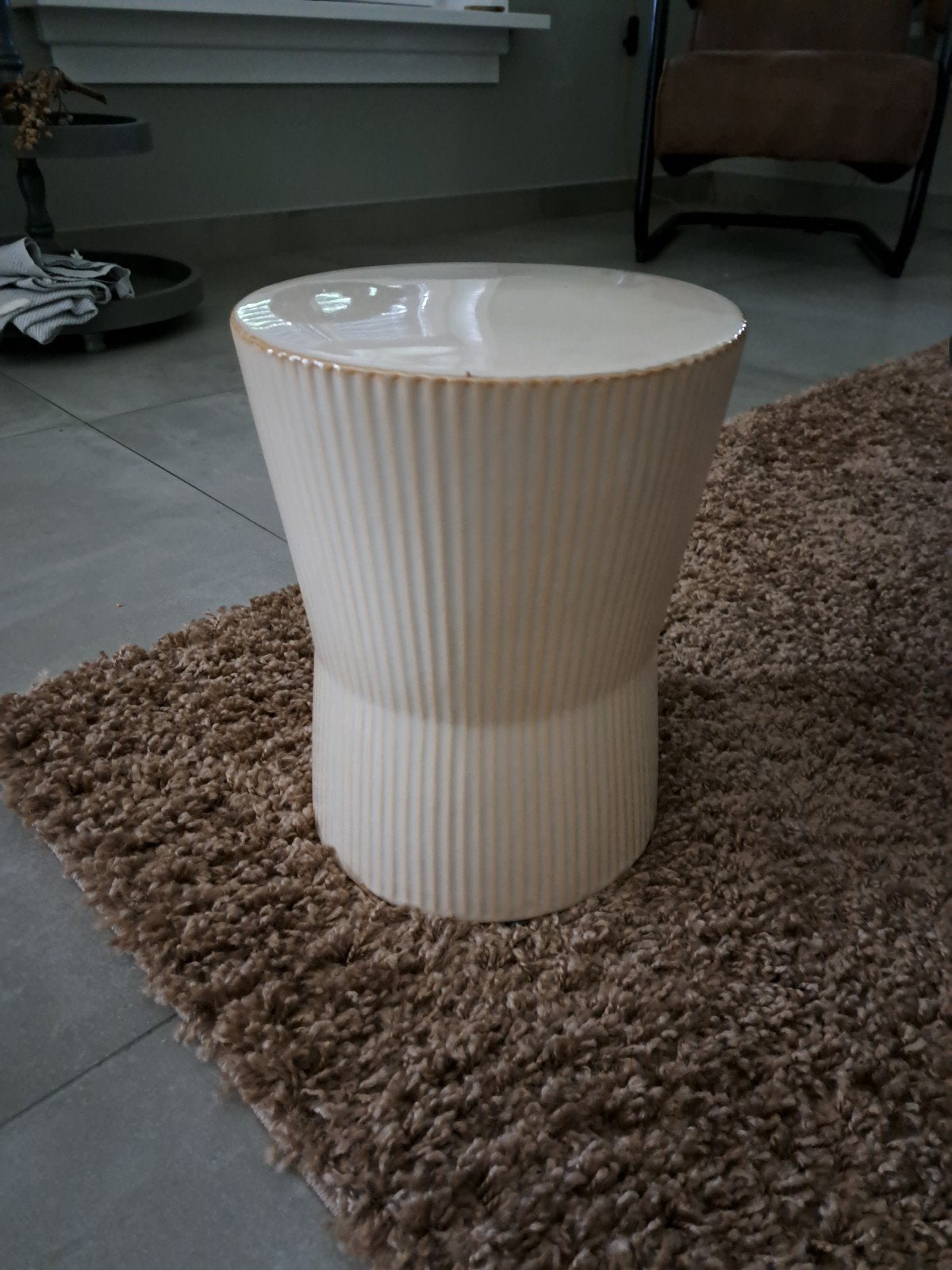 Mooi crème bijzettafeltje van JYSK - 30 cm hoog, Rond, Ophalen of Verzenden, Zo goed als nieuw, Overige materialen