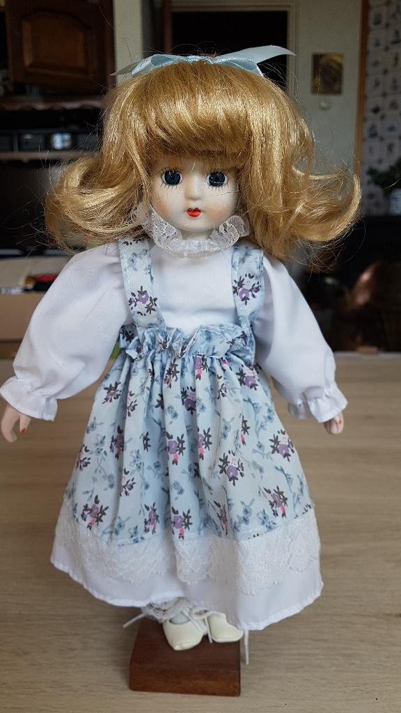 Porceleinen pop met donker blond haar, Ophalen of Verzenden, Zo goed als nieuw, Pop