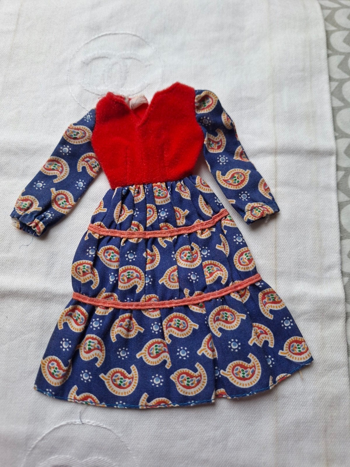 Vintage Barbie jurk met paisley print en rood fluweel, Ophalen of Verzenden, Gebruikt