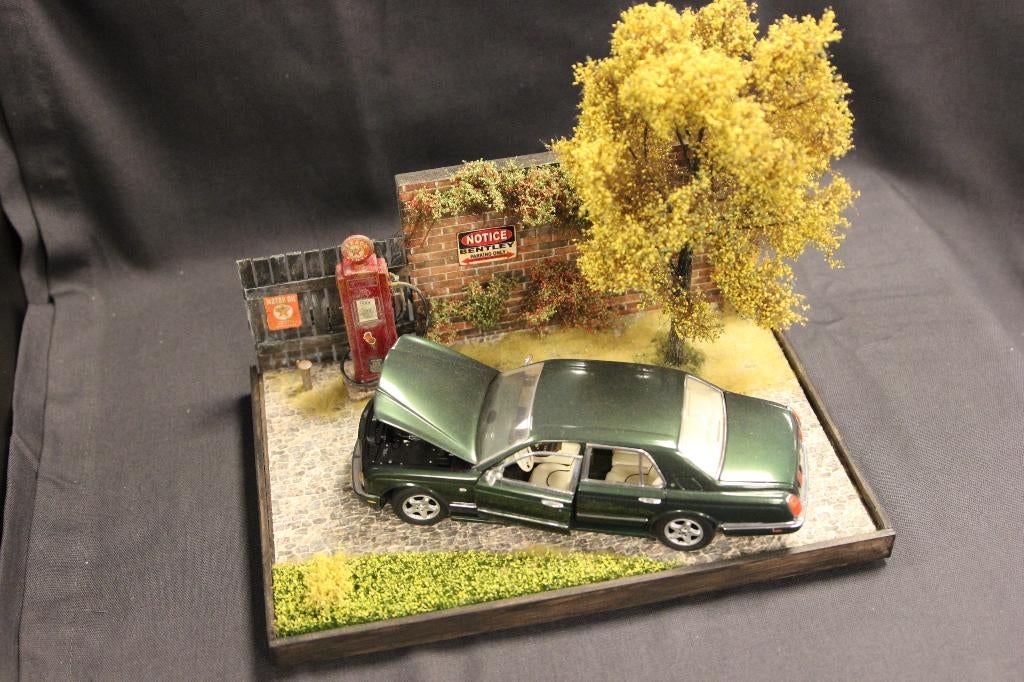 Diorama Verlaten benzinepomp met Bentley Arnage 1:24, Hobby en Vrije tijd, Modelbouw | Figuren en Diorama's, Nieuw, Diorama, Groter dan 1:35