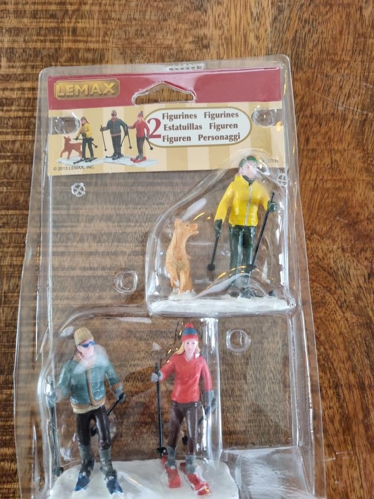 Lemax Figuurtjes Skiërs met hond, Ophalen of Verzenden