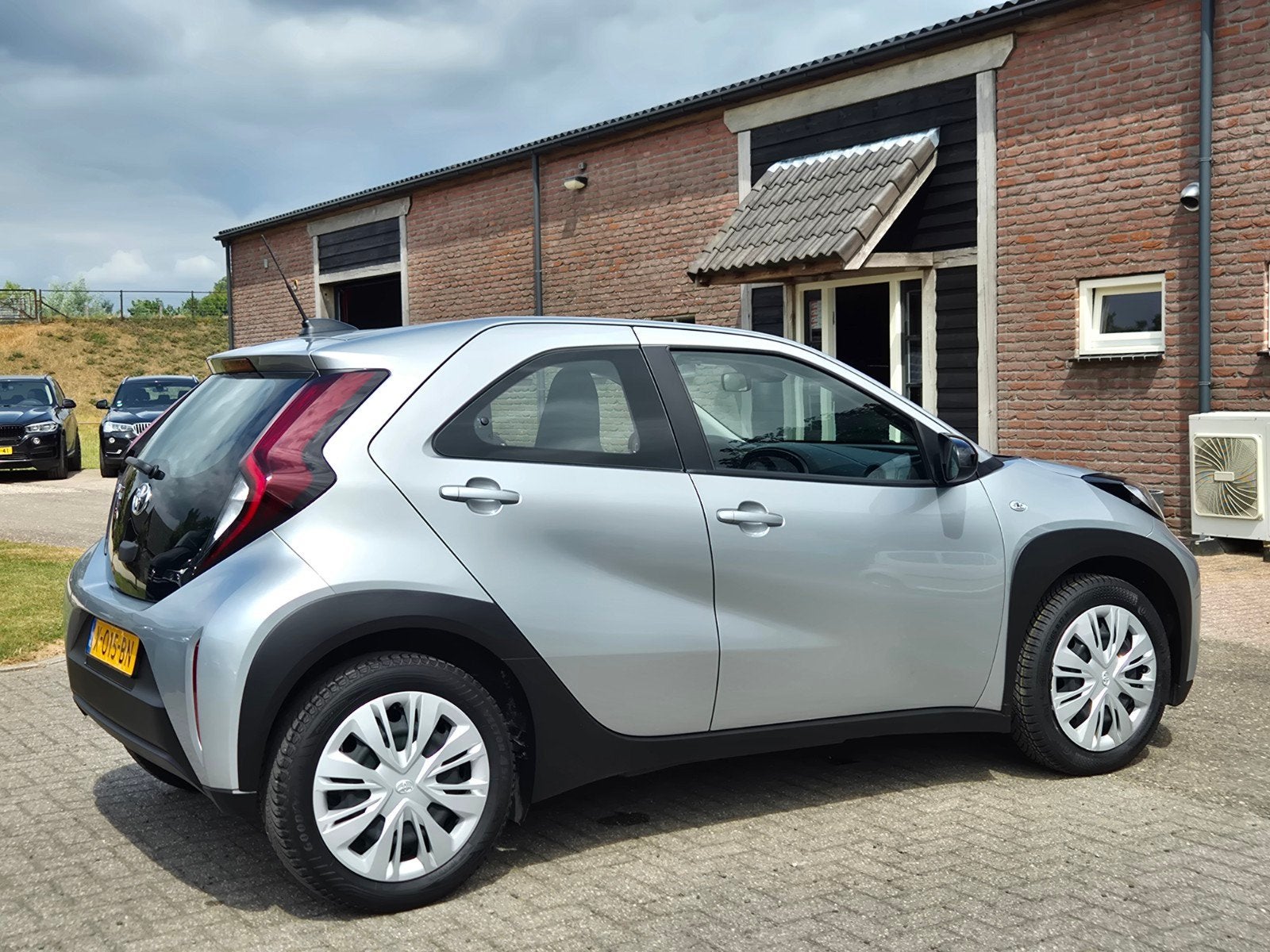 Toyota Aygo X 1.0 Vvt-i MT 72pk 2023 I Camera I Carplay I Cr, Stof, 920 kg, Met garantie (alle), 4 stoelen