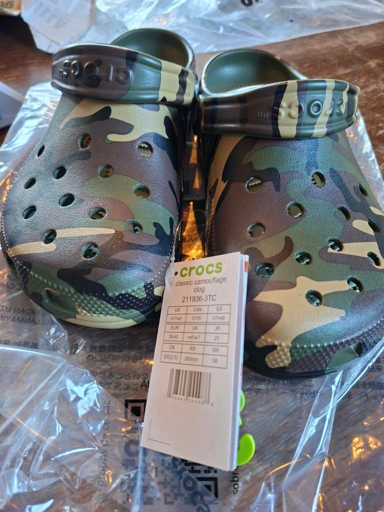 Nieuwe Camouflage Crocs - Maat 40 (M7 W9), Slippers, Nieuw, Ophalen of Verzenden, Crocs