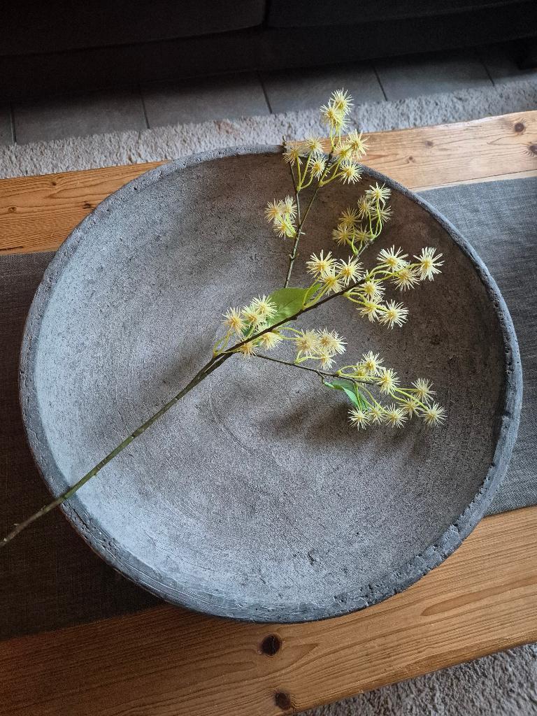 Grote zware beton schaal voor buiten op uw terras of binnen, Ophalen, Zo goed als nieuw