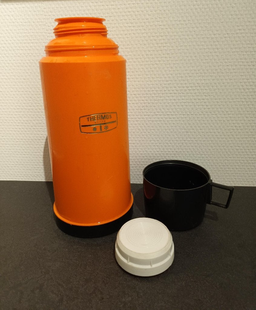 Vintage oranje thermoskan / thermosfles met beker, Ophalen of Verzenden, Huis en Inrichting