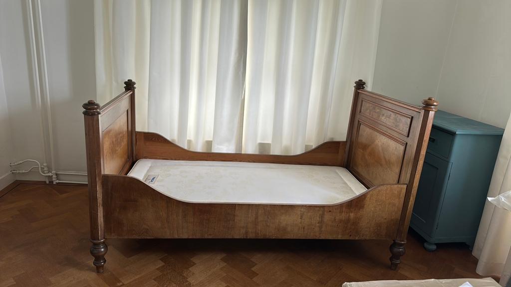 Antiek houten bed, 1-persoons, met sierlijke details, Ophalen