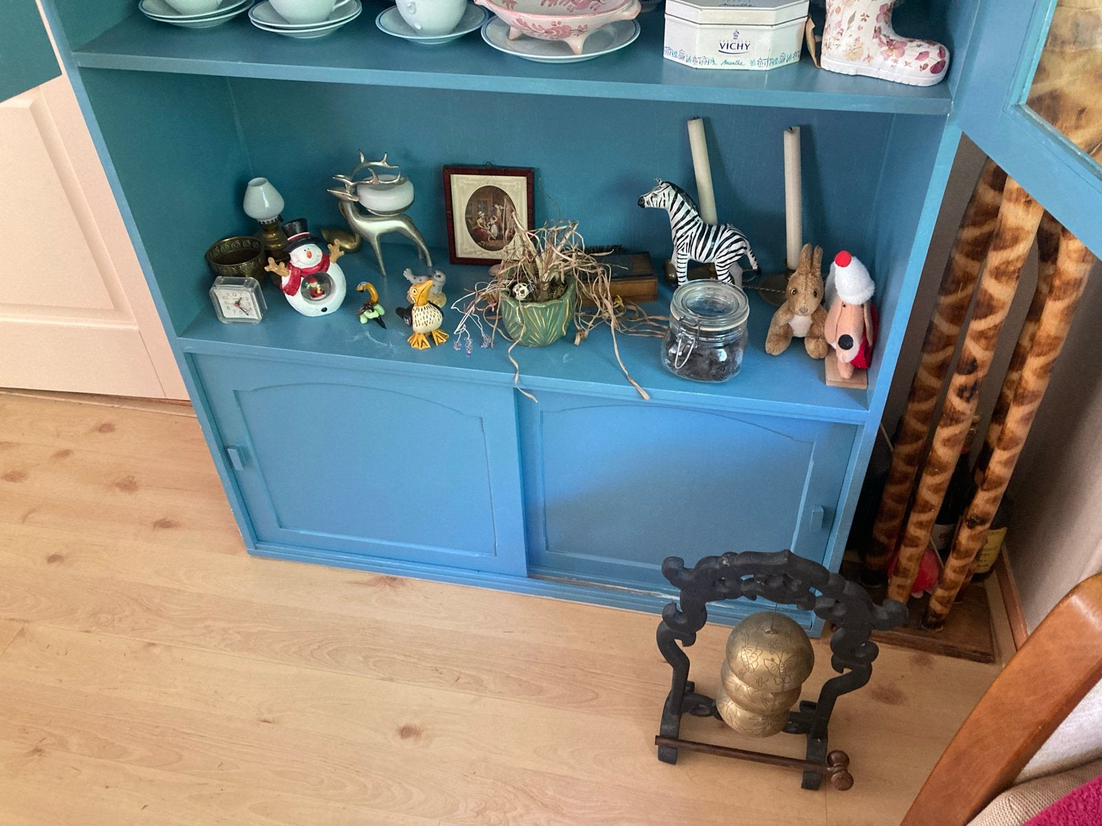 Vintage blauwe vitrinekast met schuifdeuren, Antiek en Kunst, Ophalen of Verzenden
