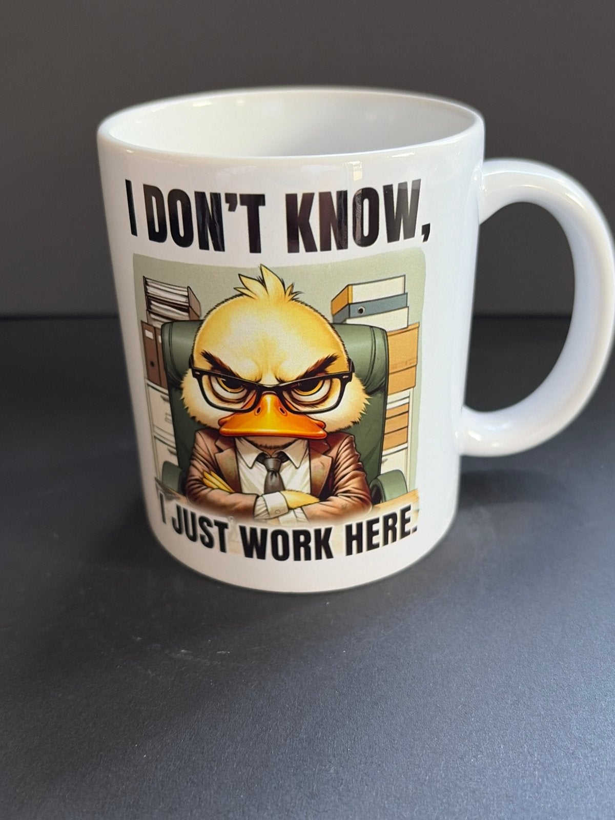 Grappige porseleinen beker 'I don't know I just work here', Overige typen, Nieuw, Ophalen of Verzenden, Steen/keramiek