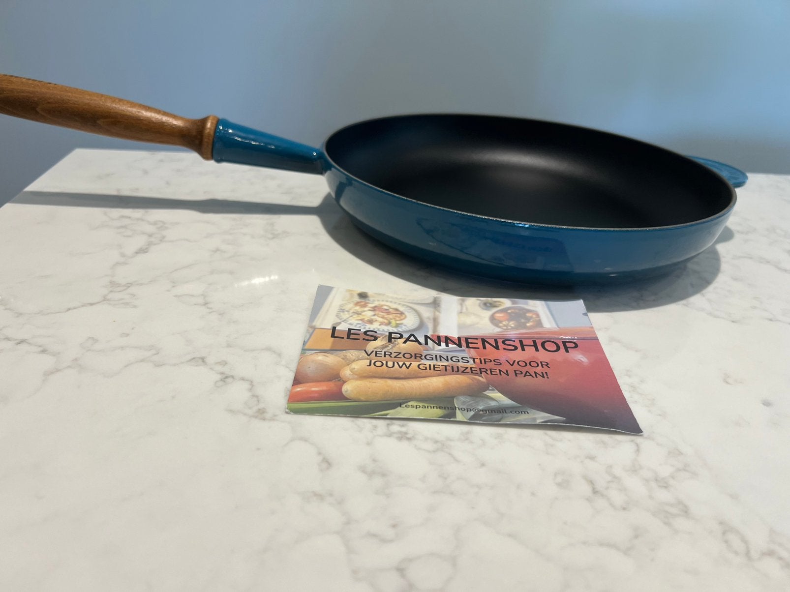 Le Creuset koekenpan 28 cm Deep Teal in zeer goede staat, Koekenpan, Gebruikt, Gietijzer, Met handvatten