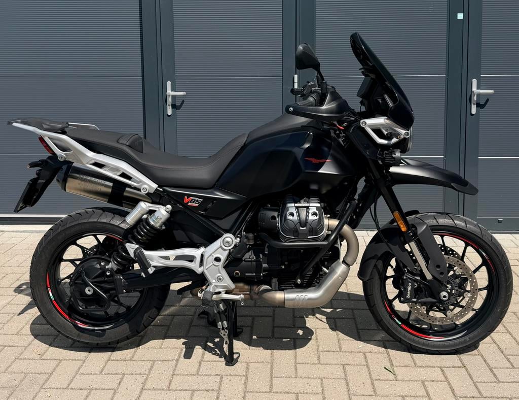Moto Guzzi V85TT Strada E5+ | Nero Isola | 3283 km, 2 cilinders, Motorrijbewijs A, Particulier, Meer dan 35 kW