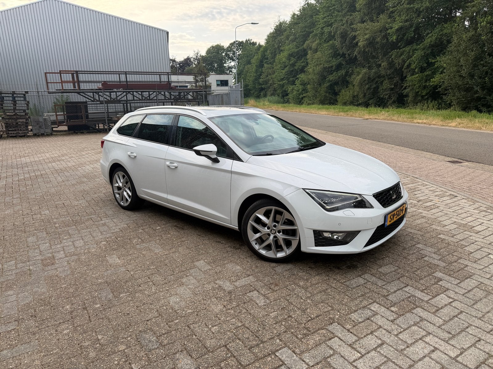 Seat Leon 1.8 TSI 180PK Dsg-7 2014 Wit, 1272 kg, 680 kg, 4 cilinders, Leder en Stof
