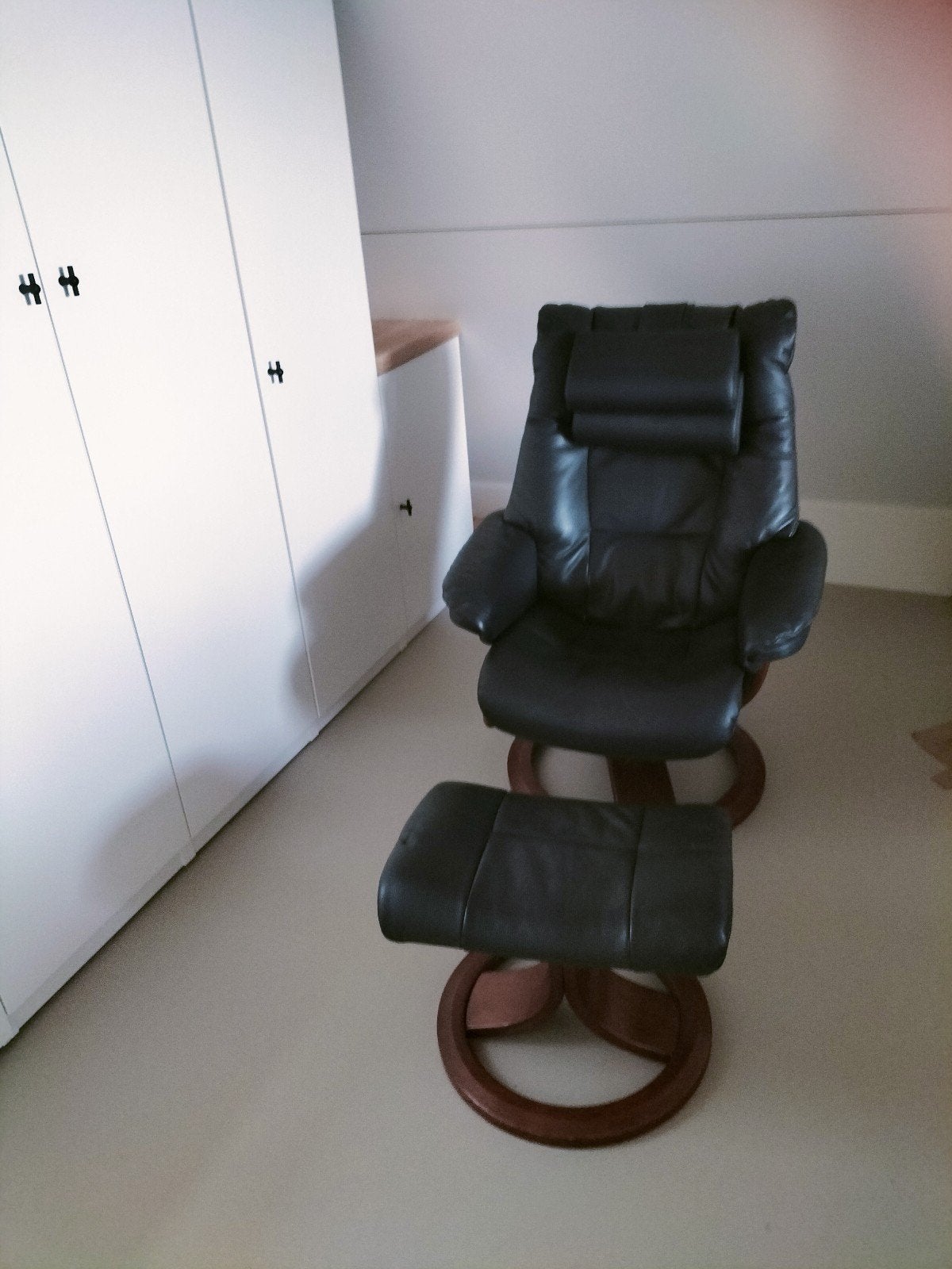 mooie,  donkerblauwe draai relaxfauteuil met voet, Ophalen, Blauw, Zo goed als nieuw, Eén