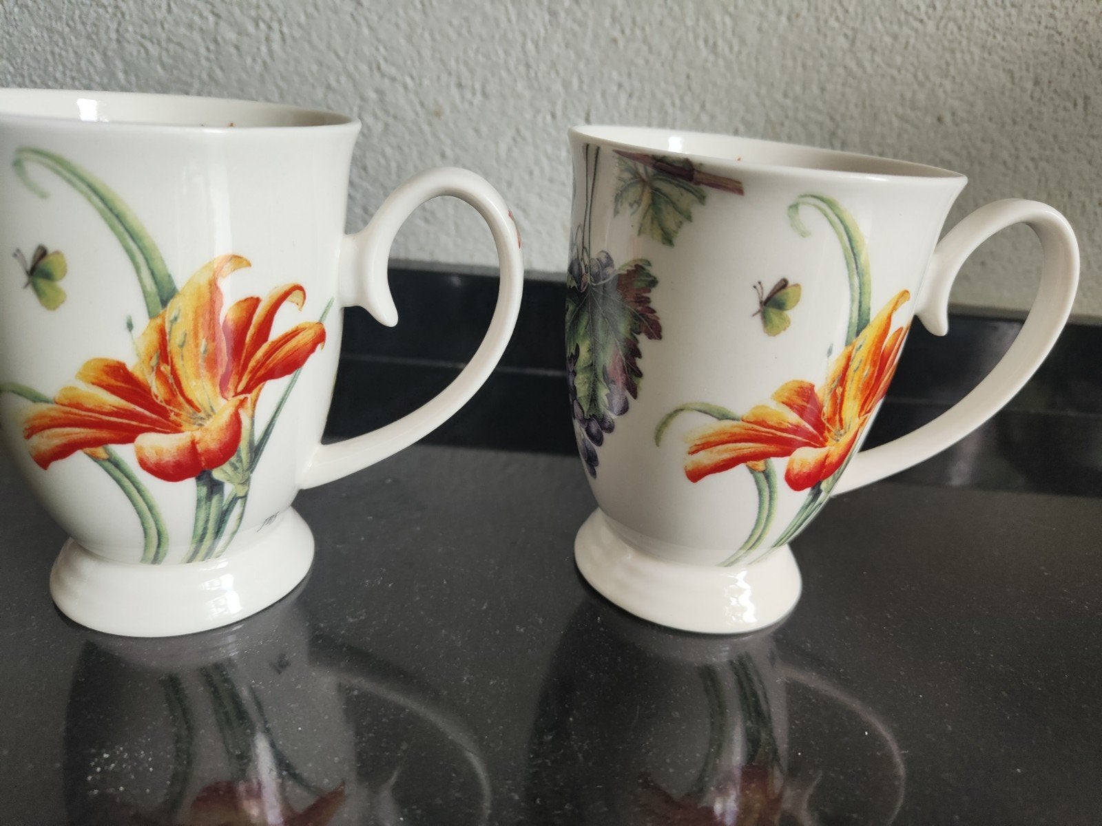2 Janneke Brinkman Seasons bloemen koffie mokken met voet, Ophalen of Verzenden, Zo goed als nieuw, Overige stijlen, Kop(pen) en/of Schotel(s)