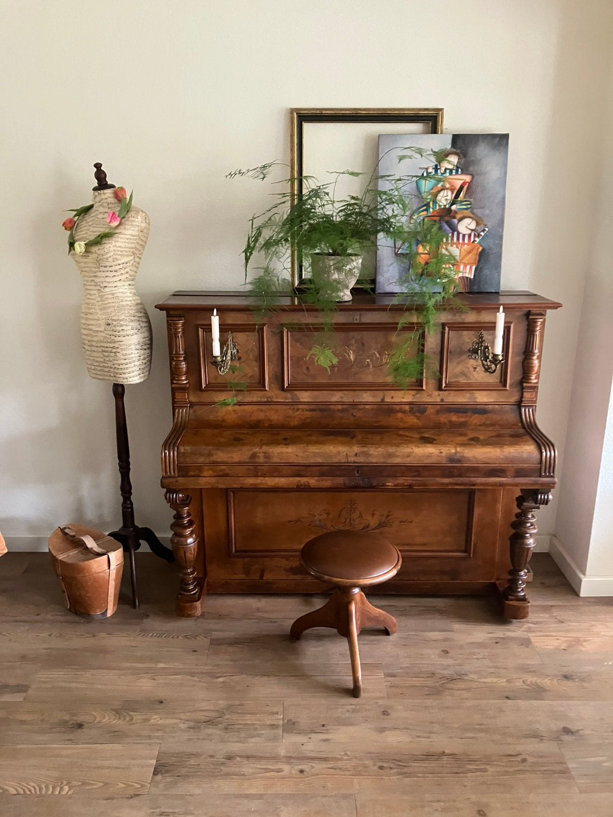 Antieke piano met kandelaars. Walnoot, Ophalen, Gebruikt, Bruin