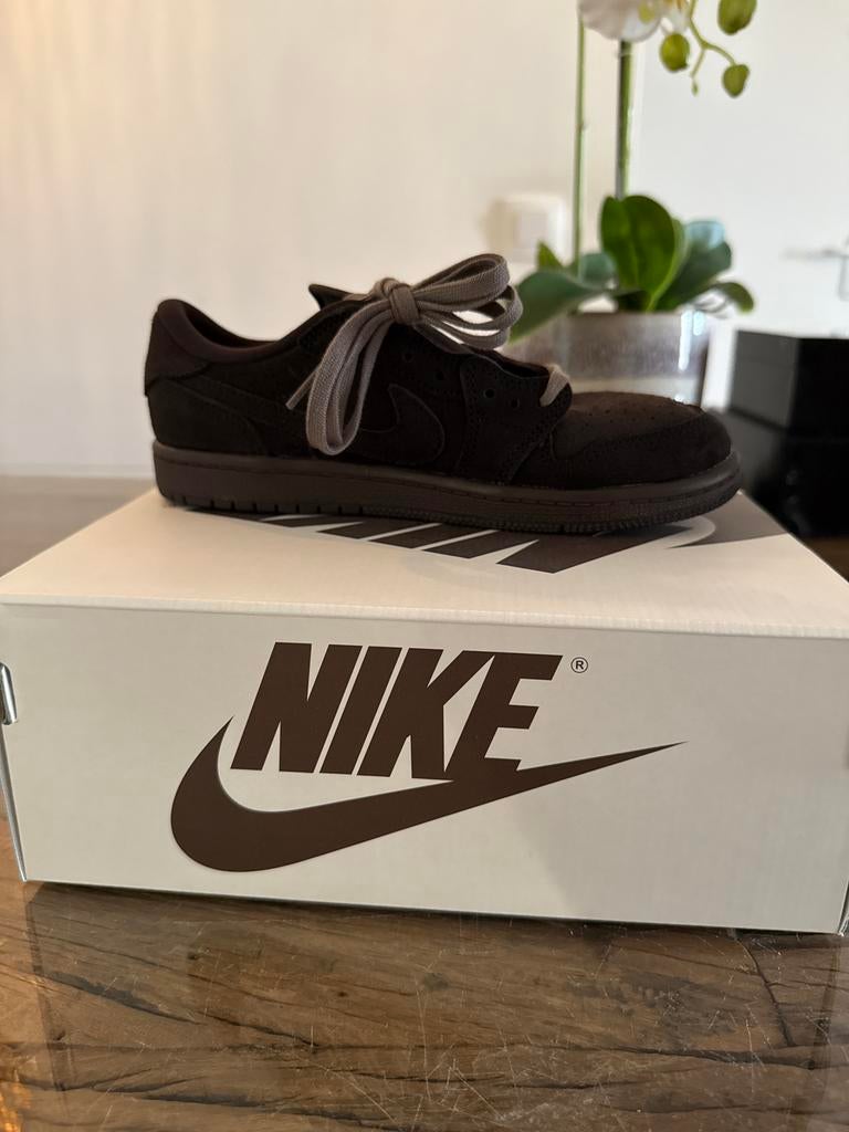 Jordan 1 Retro Low OG SP Travis Scott Velvet Brown (PS) 34, Ophalen of Verzenden, Nieuw, Bruin