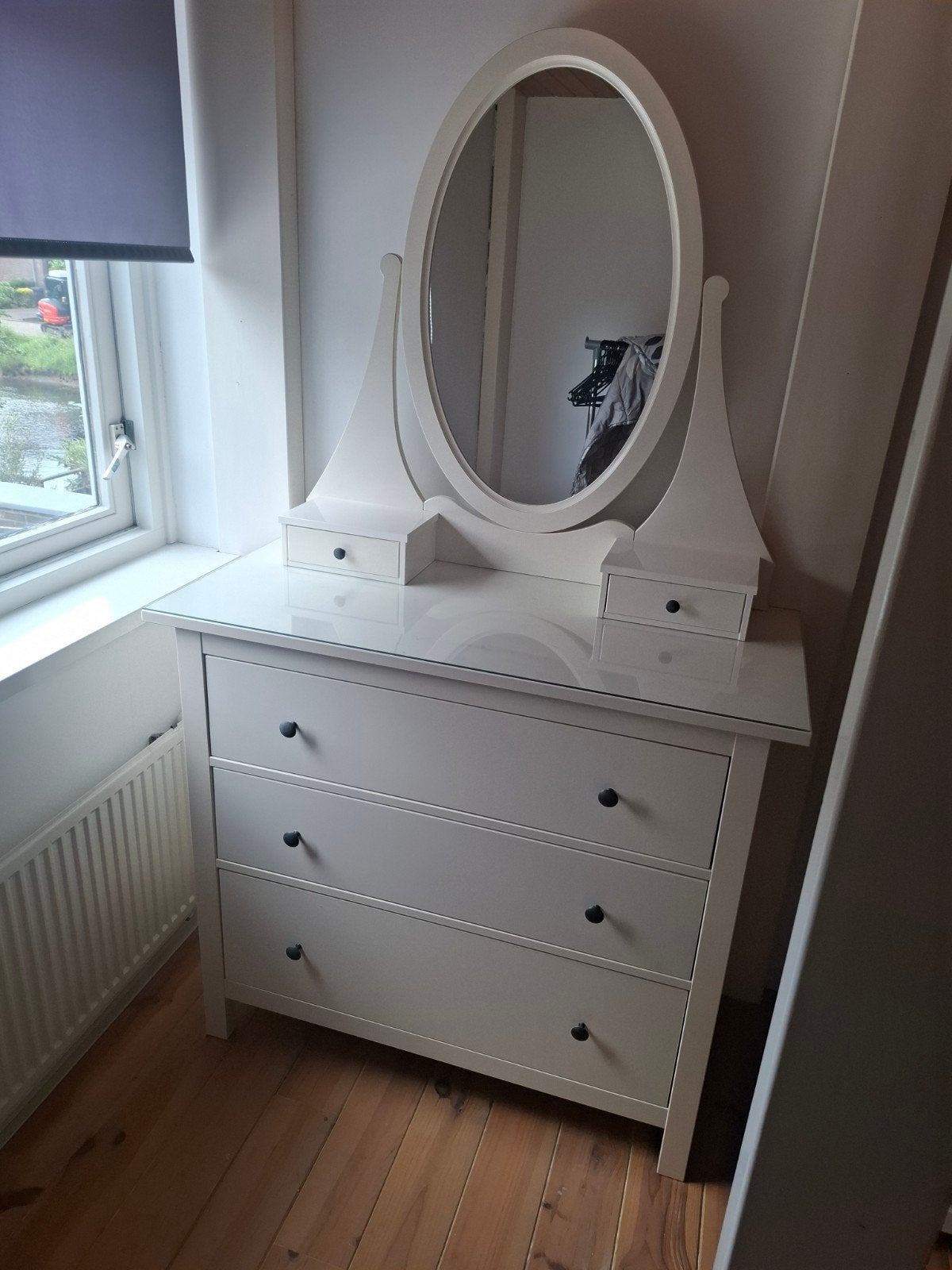 IKEA Hemnes ladekast met spiegel en glasplaat, Huis en Inrichting, Kasten | Ladekasten, Gebruikt, 100 tot 150 cm, Glas, 100 tot 150 cm