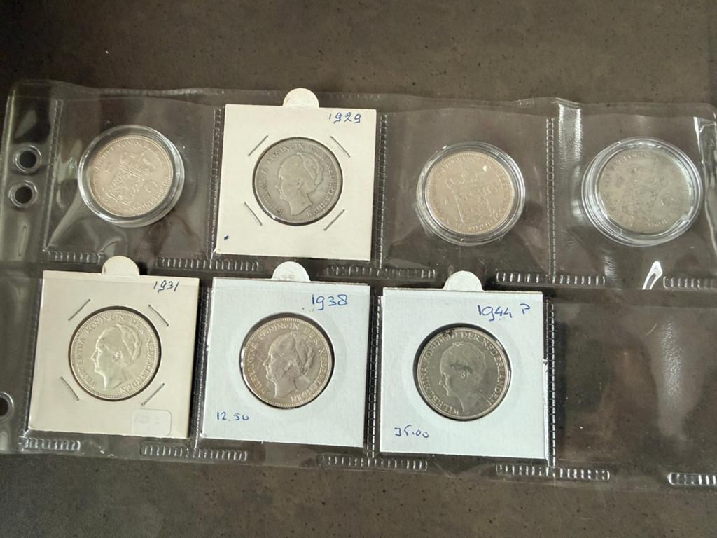 7 zilveren guldens waaronder een uit 1944 met P, Ophalen of Verzenden, Nederland, Munten