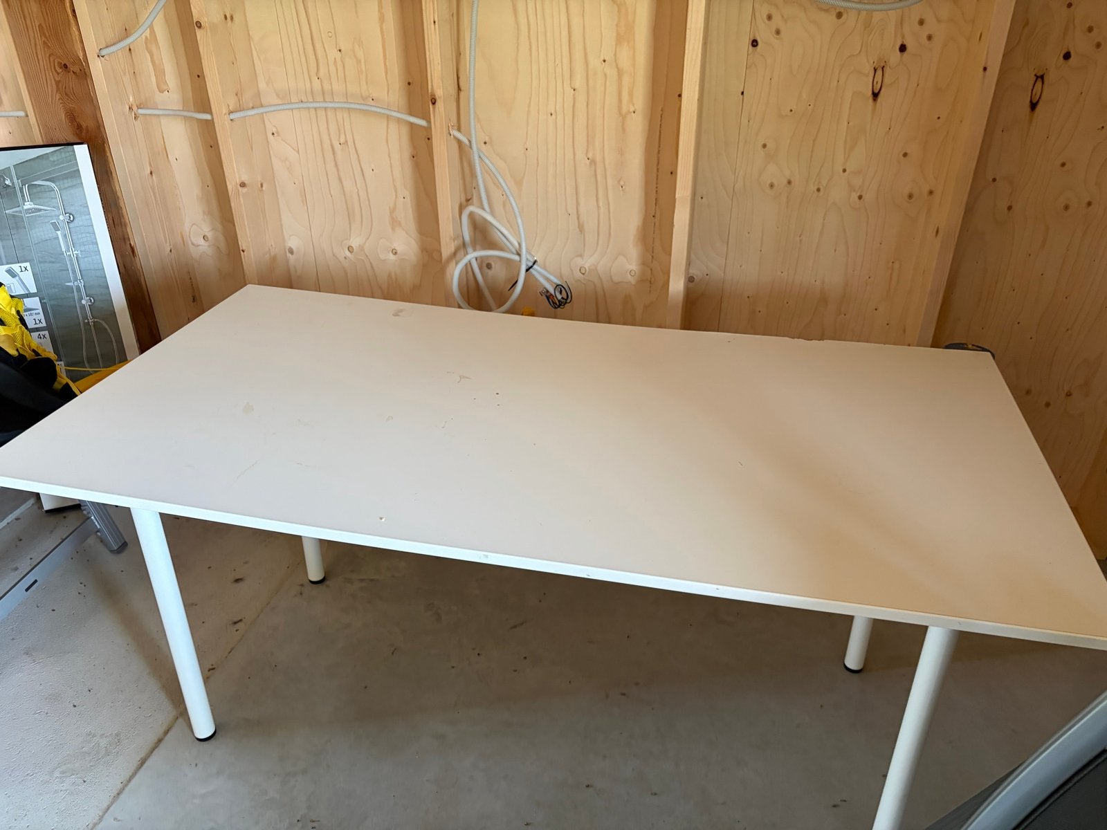 Gratis : Grote witte tafel met metalen poten, Ophalen, Gebruikt, 50 tot 100 cm, Vier personen
