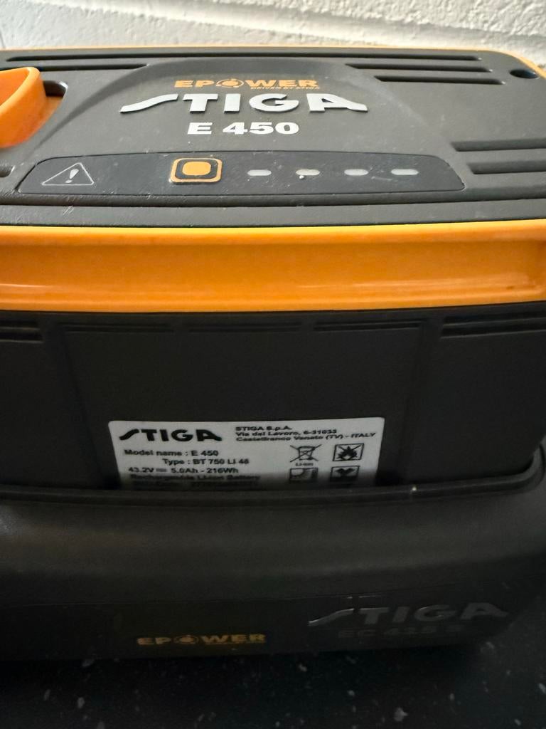 Gezocht - Stiga accu e450 en lader, Ophalen of Verzenden, Zo goed als nieuw