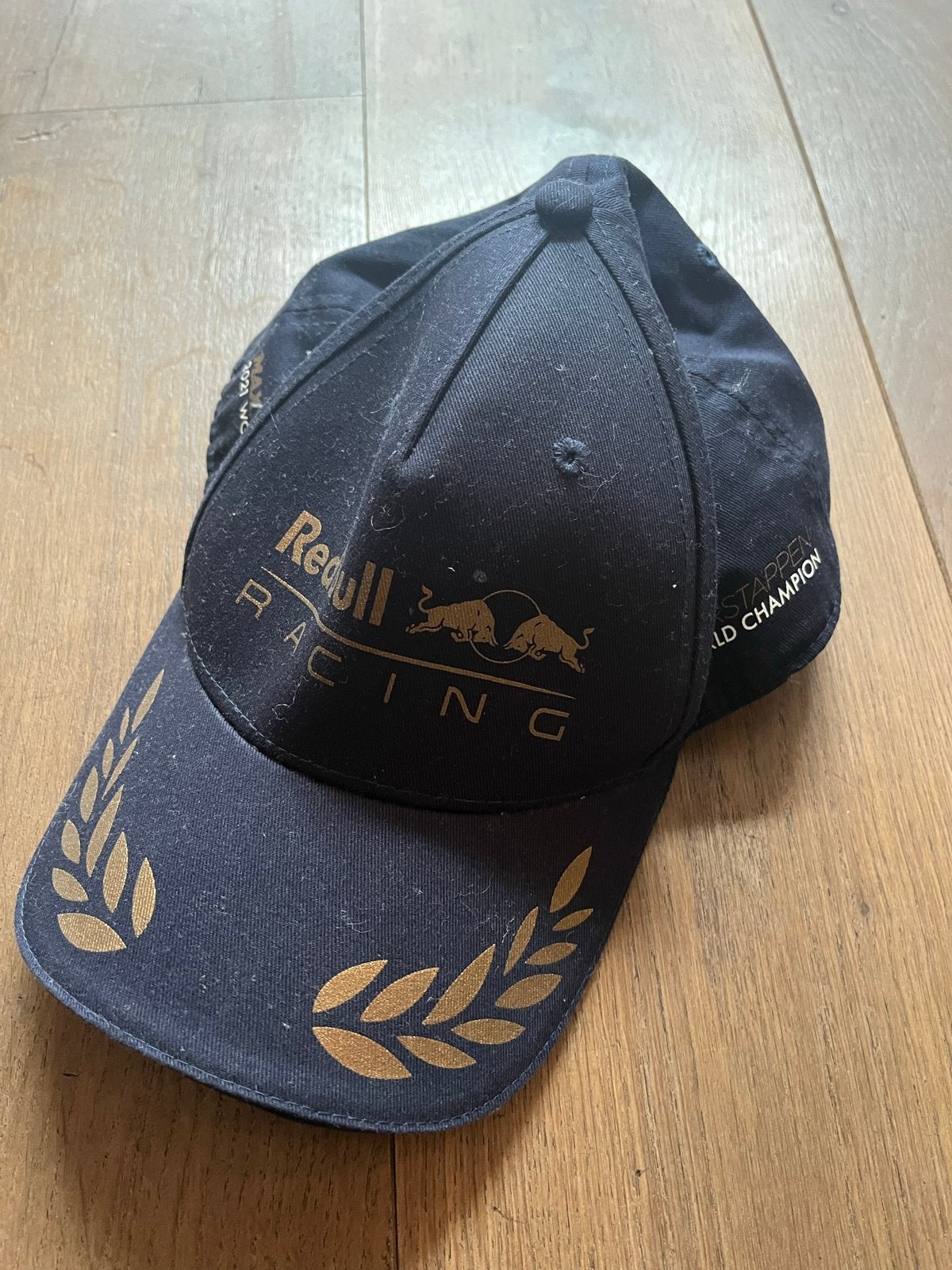 Red Bull Racing Max Verstappen kids 2021 World Champion Pet, Ophalen of Verzenden, Zo goed als nieuw, Formule 1